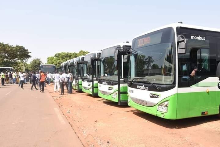 Deuxième Image de Société. Lancement des activités de la SOTRA à Korhogo pour le transport urbain en vue de la CAN 2023 À trois semaines du début de la Coupe d’Afrique des Nations (CAN 2023), la Société de Transport Abidjanais (SOTRA) a inauguré ses services de bus à Korhogo. La cérémonie officielle s'est déroulée le vendredi 22 décembre 2023 à la place de l’Indépendance, en présence de diverses personnalités telles que le Ministre Directeur de cabinet du Président de la République, M. Fidèle Sarassoro, le préfet de région, M. André Ekponon, le Maire de la commune, M. Lacina Ouattara alias Lass PR, ainsi que des autorités coutumières et des citoyens. Ce déploiement majeur dans la capitale du district des Savanes comprend sept lignes desservies par trente-six autobus, visant à améliorer l'accès des habitants à des services de transport de qualité, comme l'a souligné Méité Bouaké, Directeur Général de la SOTRA. Ce programme, piloté par le Ministère des Transports pour favoriser la mobilité urbaine, impliquera 178 agents, dont 87 machinistes, ces postes devant être graduellement pourvus par des recrutements locaux, selon M. Méité. Après Bouaké en 2021 et Yamoussoukro en décembre 2022, Korhogo est la prochaine ville à accueillir les autobus de la SOTRA ce mois-ci, avant San-Pedro, conformément aux annonces du ministre Amadou Koné lors de la présentation de son budget 2024 devant le parlement. Par ailleurs, lors d'une visite à l'aéroport de Korhogo, le Ministre des Transports, M. Amadou Koné, a pris un bus SOTRA pour parcourir l'itinéraire CHR de Korhogo-Université Gbon Péléforo.