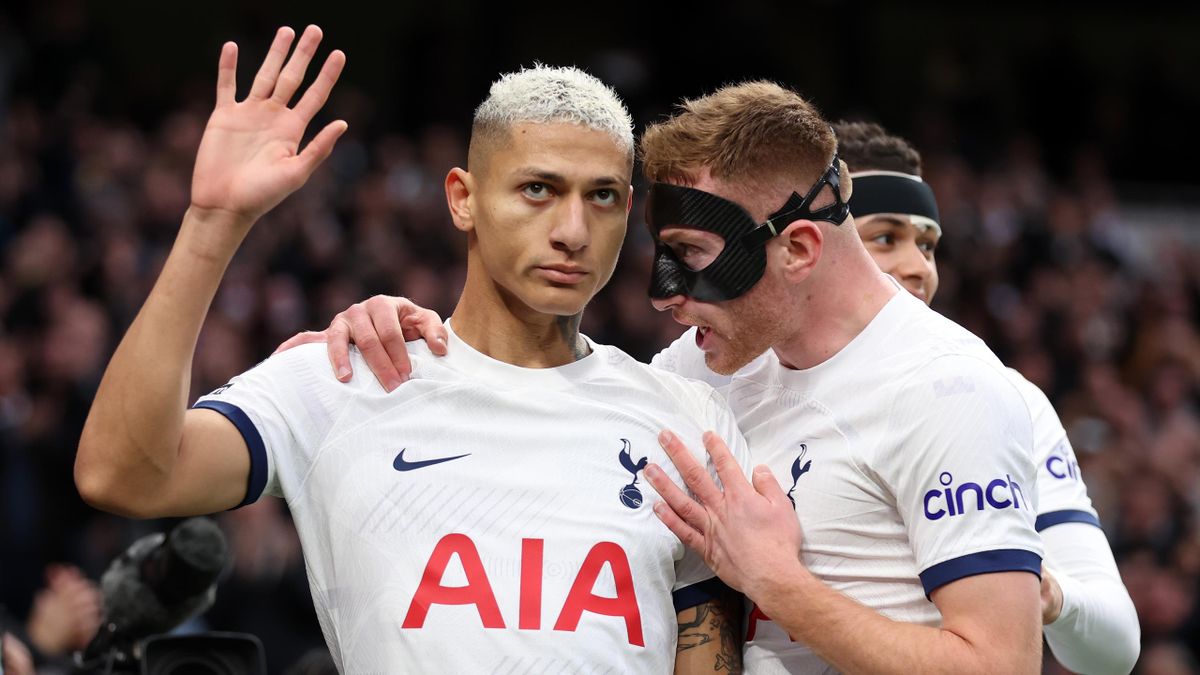 Image de Football. Tottenham a repris sa place dans le top quatre de la Premier League en obtenant une victoire à domicile de 2-1 contre Everton. Richarlison et Heung-Min Son ont donné l'avantage aux Spurs à la mi-temps. Le but d'Andre Gomes a créé de l'espoir pour Everton, mais un but de Dominic Calvert-Lewin a été controversé et annulé. Spurs occupe la quatrième place, tandis qu'Everton est 16e. Les champions du monde en titre, Manchester City, étant occupés à remporter la Coupe du Monde des Clubs en Arabie Saoudite, les Spurs ont saisi l'occasion de surpasser les nouveaux champions du monde et de mettre fin aux espoirs d'Everton de remporter une cinquième victoire consécutive à l'extérieur en Premier League. Bien que les Spurs aient pris une avance de deux buts à la mi-temps grâce à Richarlison et Heung-Min Son, le score ne reflétait pas le déroulement du match, Everton ayant manqué plusieurs occasions. Dominic Calvert-Lewin pensait avoir mis fin à une sécheresse de huit matchs sans marquer, mais son but a été annulé de manière controversée après un examen VAR pour une faute d'Andre Gomes sur Emerson Royal, qualifiée de "très, très légère" par Mike Dean de Soccer Saturday. Andre Gomes a redonné de l'espoir à Everton avec un tir puissant, et Arnaut Danjuma a failli égaliser lorsque son tir a rebondi sur la barre transversale et la ligne de but dans le temps additionnel. Cependant, les Spurs ont préservé une victoire disputée qui les replace dans le top quatre pour Noël, tandis qu'Everton est 16e. Le manager d'Everton, Sean Dyche, a critiqué la décision de VAR, affirmant qu'il n'y avait pas assez de contact pour annuler le but de Calvert-Lewin. Il a remis en question le rôle de VAR, soulignant l'importance de faire confiance à la décision sur le terrain. Ange Postecoglou, l'entraîneur des Spurs, a salué les trois points importants, reconnaissant la résilience de son équipe face à la pression d'Everton. Guglielmo Vicario, le gardien des Spurs, a été loué pour ses arrêts cruciaux, préservant la victoire de son équipe. L'analyse post-match suggère que les Spurs ont eu de la chance, avec Everton étant la meilleure équipe en première mi-temps. Le refus de Postecoglou de verrouiller le match et de défendre l'avantage a été critiqué, mais les Spurs ont finalement survécu aux assauts tardifs d'Everton. En conclusion, la victoire des Spurs soulève des questions sur la gestion de VAR et l'influence de cette technologie sur les décisions cruciales du match. Les débats sur l'utilisation de VAR dans le football professionnel persistent, laissant les fans et les experts se demander où tracer la ligne entre la confiance en la décision sur le terrain et l'intervention de la VAR.