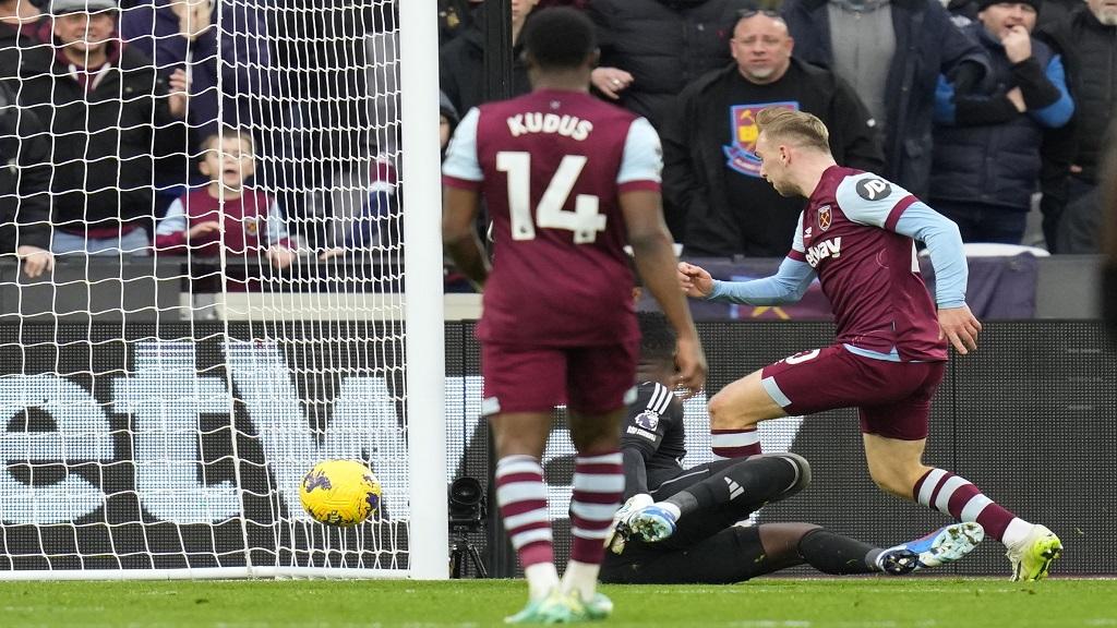 Image de Football. Le voyage pré-Noël de Manchester United au London Stadium s'est conclu par une défaite décevante de 2-0 face à West Ham United en Premier League. Dans un affrontement équilibré, la balance a basculé en faveur des hôtes lors d'une seconde mi-temps explosive, avec un doublé rapide les propulsant vers la victoire. La persévérance de Jared Bowen a été récompensée par le premier but, suivi de près par Mohammed Kudus qui a exploité un ballon libre au milieu du terrain avant de le loger dans le coin inférieur. Malgré les efforts continus d'Erik ten Hag et de son équipe jusqu'au coup de sifflet final, les Red Devils sont rentrés à Manchester les mains vides. Les Premières Étapes et la Recherche d'Équilibre Les premiers moments au London Stadium étaient hésitants, chaque équipe cherchant à comprendre l'autre, mais ce sont les Hammers qui ont profité de la première période de possession. Sous la houlette de Moyes, l'équipe locale a rapidement fait progresser le ballon vers l'avant, avec leur arrière gauche Emerson devenant une source improbable pour la première tentative cadrée. Le défenseur a tenté de marquer d'un tir courbé depuis l'extérieur de la surface, obligeant Onana à le repousser. Récupéré par Lucas Paqueta, l'équipe à domicile a tenté de créer une autre opportunité, mais la tentative finale de James Ward-Prowse est passée au-dessus de la barre. Les Reds ont finalement commencé à prendre pied dans le jeu, construisant de manière fluide depuis l'arrière, où le diplômé de l'Académie Willy Kambwala faisait ses débuts en équipe première aux côtés de Jonny Evans, en l'absence de quatre défenseurs centraux seniors blessés ou malades. Cependant, après 30 minutes, aucune occasion franche de marquer n'avait été créée. Luke Shaw et Bruno Fernandes ont vu leurs centres dans la zone dangereuse être facilement captés par le gardien de West Ham, Alphonse Areola. Recherche d'Attaque et Moment Crucial Après la demi-heure de jeu, United semblait avoir trouvé son rythme offensif avec des joueurs se combinant de manière transparente. Antony a vu une tentative être arrêtée par le gardien des Hammers, avant de mettre en place son coéquipier Alejandro Garnacho pour une tentative à bout portant également stoppée par le gardien français. Peu de temps après, Jonny Evans a effectué une interception cruciale en défense, et les Reds ont pu contre-attaquer rapidement avec Garnacho, forçant presque Paqueta à détourner le ballon dans son propre filet, son bloc atterrissant sur le dessus du filet. Le tir à mi-hauteur de Kobbie Mainoo a failli surprendre Areola, rebondissant juste devant lui, et le gardien n'a pu que le repousser sur le côté. Les hommes de Ten Hag ont terminé la première mi-temps avec la meilleure action du match jusqu'alors, avec un jeu intriqué en bordure de la surface qui nous a permis de servir Antony. Le Brésilien a envoyé un centre dangereux devant le but, mais ni Rasmus Hojlund ni Garnacho n'ont pu donner la touche finale pour les Reds. La Deuxième Mi-Temps Explosive et les Défis de United La deuxième mi-temps a débuté de manière beaucoup plus animée que la première, les deux équipes cherchant à marquer le premier but décisif. Encore une fois, c'est West Ham qui a mieux commencé, avec Willy Kambwala réalisant un bloc crucial. Les Reds ont répondu par une attaque de leur propre cru, Shaw levant le ballon vers le deuxième poteau, mais bien que Fernandes l'ait rencontré, il a vu sa tête passer au-dessus de la barre. La meilleure occasion du match jusqu'à présent est survenue vers la 60e minute, et elle est allée en faveur des hôtes. Le corner bien placé de Ward-Prowse a trouvé la tête de Bowen, qui a généré beaucoup de puissance avant d'être arrêté acrobatiquement par Onana. Après avoir été privés d'une autre occasion de marquer par l'interception de Kurt Zouma, les Reds étaient de nouveau sur la sellette et cette fois-ci, ils faisaient face à une défaite probable. Bowen a propulsé les Hammers en tête avec la première partie d'un doublé rapide, en s'accrochant à la passe bien exécutée de Paqueta par-dessus la défense et en forçant le ballon à franchir la ligne malgré la tentative de Onana d'arrêter le tir initial. Quelques minutes plus tard, l'équipe de Moyes menait deux buts à zéro après que Muhammed Kudus, en grande forme, a doublé leur avance. Le numéro 14 de West Ham a rapidement réagi à une erreur au milieu du terrain, se dirigeant vers le but avant de tirer son effort au-delà d'Onana et dans le coin inférieur. Malgré un dernier assaut des Reds pour trouver une voie de retour dans le jeu, ils n'ont pas pu créer d'occasions franches avec West Ham défendant résolument. Réflexions finales et Perspectives futures L'équipe de Ten Hag doit désormais se concentrer sur son prochain match festif, à domicile contre Aston Villa le jour de la boxe - le mardi 26 décembre à 20h00 GMT. La défaite contre West Ham soulève des questions sur la cohérence de l'équipe, en particulier en l'absence de plusieurs défenseurs centraux seniors. Les débats tourneront probablement autour des choix tactiques, de la performance des joueurs individuels et de la nécessité de renforcer l'équipe pendant la période des transferts de janvier. Les fans et les experts se demanderont si cette défaite est un simple accroc dans la saison ou un signe de problèmes plus profonds. Avec l'équipe cherchant à rebondir lors du prochain match contre Aston Villa, la question qui reste en suspens est la suivante : comment Manchester United peut-il surmonter les défis actuels et revenir à une forme gagnante dans la deuxième moitié de la saison?