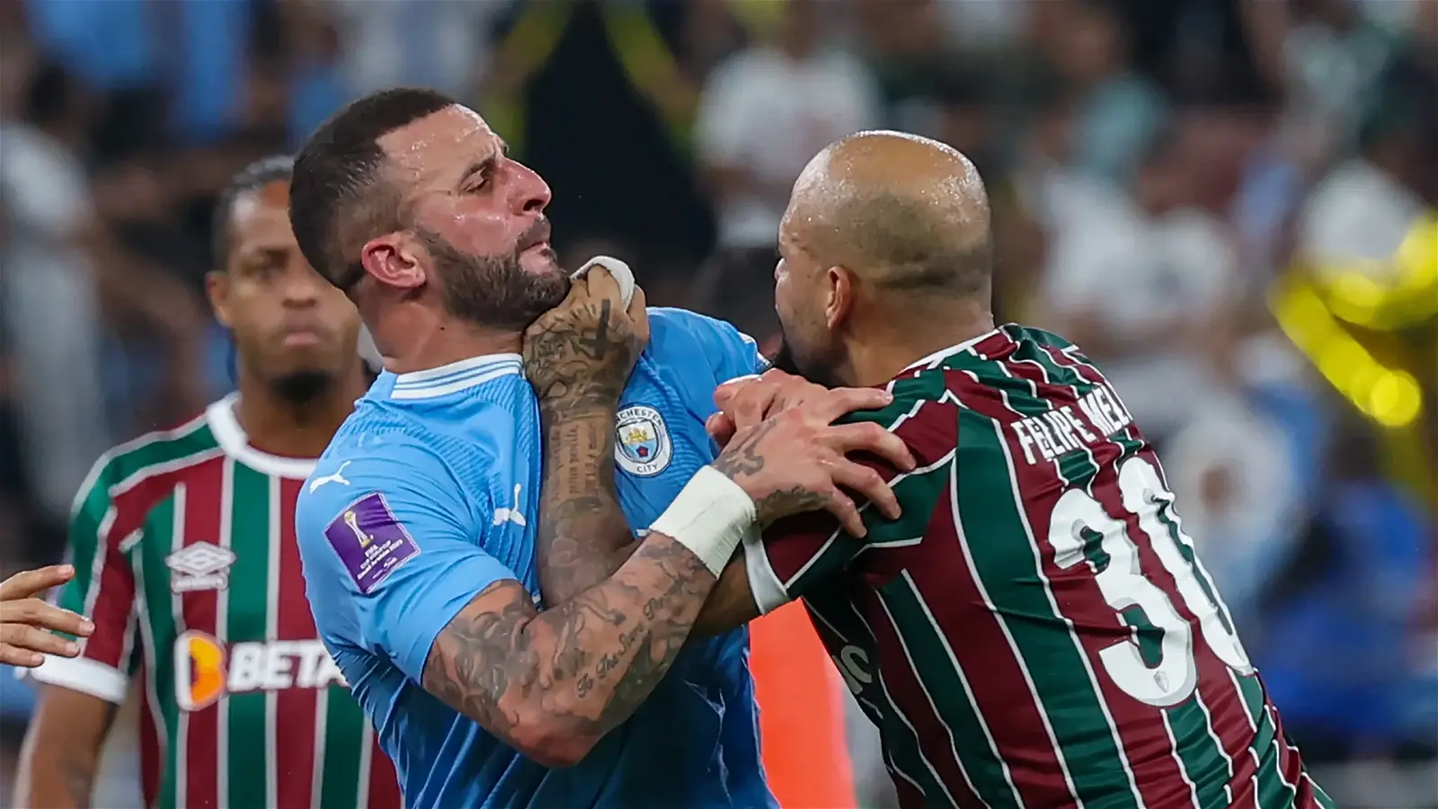 Image de Football. Le Stade King Abdullah Sports City à Jeddah, en Arabie saoudite, a été le théâtre d'un incident explosif lors de la finale de la Coupe du Monde des Clubs entre Manchester City et Fluminense. Alors que City remportait son cinquième trophée de l'année avec une victoire convaincante de 4-0, le match s'est conclu par une bagarre animée impliquant le milieu de terrain de Fluminense, Felipe Melo, le défenseur droit anglais Kyle Walker et le milieu de terrain Jack Grealish. La bagarre a éclaté à la suite de la victoire convaincante de Manchester City, avec des buts de Julian Alvarez, Phil Foden et un malheureux but contre son camp de Nino. Cependant, les gros titres après le match ont été dominés par l'altercation sur le terrain qui a entaché l'atmosphère de célébration. Une séquence vidéo du match a montré Felipe Melo, un milieu de terrain vétéran de 40 ans, se précipitant vers Kyle Walker après le coup de sifflet final. Walker, marchant devant ses coéquipiers de City, est devenu le point central de la confrontation. Dans les suites de l'incident, Felipe Melo a parlé, affirmant que Jack Grealish avait manqué de respect envers son coéquipier et envers Fluminense en tant qu'institution, le poussant à intervenir. Melo a expliqué : "Quand le match s'est terminé, Grealish est allé après Martinelli. Il a choisi un petit gars. Il n'a pas le courage de se confronter à un grand. Grealish passait près de Martinelli, et je les ai vus parler, tête contre tête, alors je suis allé après lui. Je l'ai poussé. Walker m'a poussé aussi. Je suis allé défendre un coéquipier. J'ai défendu mon institution. Je le ferai toujours. Personne ne manquera de respect à mon institution ou à ses athlètes. Personne ne viendra humilier mes amis ou mon club." Le milieu de terrain brésilien a exprimé avec véhémence son engagement à défendre l'honneur de son équipe et de ses collègues, soulignant qu'il ne tolérerait aucune forme de manque de respect. Il a relaté les actions spécifiques qui ont conduit à la bagarre, mettant en lumière le comportement inapproprié présumé de Grealish envers Fluminense. Melo a développé la situation, déclarant : "Je ne voulais pas de désordre. Grealish manquait de respect envers l'institution Fluminense, et je ne laisserai jamais cela arriver. Il criait 'olé' à la fin du match. C'est quelque chose que les fans peuvent faire ; pas un joueur ou un athlète sur le terrain ne peut être irrespectueux. Je suis allé défendre Martinelli, qui était acculé par cet athlète. Et je le referais. Je suis un guerrier. Personne ne peut chanter avec un coq." Plusieurs joueurs de Fluminense, dont Martinelli, ont donné une version similaire des événements, corroborant les affirmations de Melo. Cependant, Grealish, l'instigateur présumé, a rejeté l'argument sur les réseaux sociaux, affirmant : "Pas une seule fois je n'ai dit 'olé'." L'incident soulève des questions sur le fair-play, la conduite sur le terrain et le rôle des joueurs dans le maintien du respect entre les compétiteurs. Alors que les conséquences de la finale de la Coupe du Monde des Clubs continuent de se dérouler, on ne peut s'empêcher de se demander : Comment le football devrait-il aborder de telles confrontations, et quelles mesures peuvent être prises pour garantir que l'esprit du jeu équitable prédomine sur le terrain ?