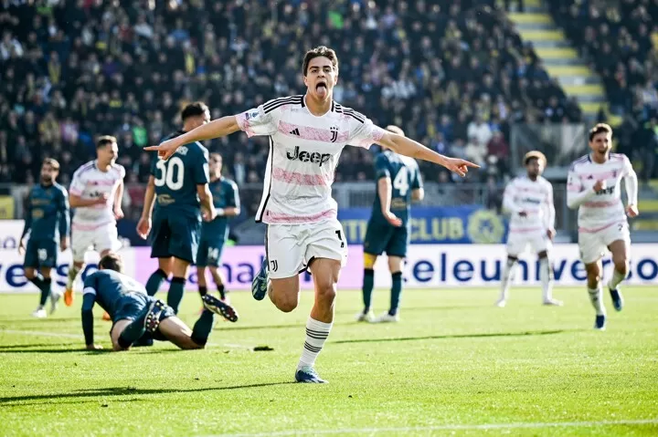 Image de Football. Le coup de grâce de Dusan Vlahovic a assuré à la Juventus les trois précieux points de Serie A contre Frosinone, dans un match qui a vu le jeune Kenan Yildiz inscrire son premier but en tant que titulaire pour le club. L'ouverture du score a été l'œuvre du jeune de 18 ans, Yildiz, qui a impressionné avec une superbe percée et une finition lors de sa première titularisation. Cependant, Jaime Baez a nivelé pour les hôtes, créant une tension dans le match. La victoire est d'autant plus cruciale pour la Juventus, qui se trouve à un point derrière les leaders, l'Inter, bien qu'ayant disputé un match de plus. La journée a commencé avec une note positive pour les Bianconeri, mais elle a également été marquée par des soucis d'effectif, avec Sandro sortant en première mi-temps en raison d'une blessure à la cuisse présumée. L'entraîneur Max Allegri a fait preuve d'audace en alignant Yildiz dans le onze de départ en raison de la longue liste de blessés, et le jeune Turc a justifié sa sélection en ouvrant le score de manière impressionnante. Son habileté à se faufiler entre trois défenseurs dans la surface avant de loger le ballon dans le coin inférieur au premier poteau a marqué un moment mémorable. Cependant, la joie a été tempérée par les problèmes physiques persistants de l'équipe, avec Sandro et Pol Lirola sortant sur blessure. L'absence de Locatelli, également touché, a nécessité un triple changement pour la Juventus, marquant une période tumultueuse. Frosinone a riposté avec détermination, égalisant lorsque Baez a exploité la longue passe d'Ilario Monterisi avant de couper à l'intérieur pour marquer. Ce moment a déclenché une réaction de la Vieille Dame, qui a créé des occasions notables en seconde période. La victoire a finalement été scellée à neuf minutes de la fin lorsque Vlahovic a repris de la tête le centre de Weston McKennie. Ce but crucial a permis à la Juventus de rester dans la course au titre de Serie A, réduisant l'écart avec l'Inter Milan à un seul point. Cependant, la victoire n'a pas été sans son lot de préoccupations pour Allegri, qui doit maintenant gérer une liste de blessés en expansion. Le résultat souligne la nécessité pour la Juventus de naviguer à travers ces défis physiques tout en maintenant la pression sur l'Inter dans la course au titre. À mesure que la saison progresse, la question qui se pose est la suivante : La Juventus peut-elle surmonter ses problèmes d'effectif pour remporter le titre de Serie A cette saison, ou les obstacles physiques prouveront-ils être un frein insurmontable dans la quête du sacre?