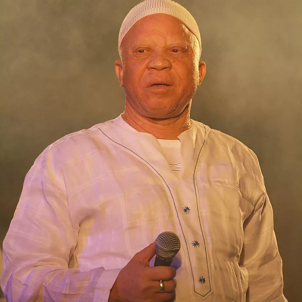 Image de Musique/Radio. Salif Keita, l'éminent artiste chanteur malien, a récemment suscité la réflexion en exprimant une pensée audacieuse sur la démocratie en Afrique. Selon lui, la démocratie ne convient pas au continent africain, arguant que l'Afrique a besoin de dictateurs bienveillants pour prospérer. Ces paroles, relayées par Son2baby, ouvrent la porte à un débat animé sur le type de gouvernance le mieux adapté à la réalité africaine. Keita met en avant l'idée de "dictateurs bienveillants", suggérant qu'un leadership fort et autoritaire pourrait être plus efficace pour résoudre les défis complexes auxquels l'Afrique est confrontée. Il est important de contextualiser cette perspective dans le vécu de nombreux pays africains, qui ont souvent été témoins d'instabilités politiques, de corruption endémique et de difficultés économiques persistantes. La notion de démocratie, bien que largement adoptée dans le monde, peut être sujette à des interprétations variées. Pour Salif Keita, la démocratie telle qu'elle est pratiquée sur le continent pourrait être source de division et d'instabilité, plutôt que de consolidation. Il évoque ainsi la nécessité d'un leadership fort, capable de prendre des décisions rapidement et de mettre en œuvre des réformes sans être entravé par des processus démocratiques souvent lents. Cependant, cette vision soulève des questions cruciales sur les droits de l'homme, la liberté d'expression et la participation citoyenne. Le concept de dictature évoque souvent des régimes autoritaires, parfois répressifs, ce qui peut générer des inquiétudes quant au respect des droits fondamentaux. Le commentaire de Salif Keita incite à une réflexion approfondie sur les systèmes de gouvernance en Afrique, tout en soulignant l'importance d'adapter les modèles démocratiques aux spécificités régionales. Le débat qui en découle est crucial pour déterminer la voie vers un avenir politique stable et prospère sur le continent africain.