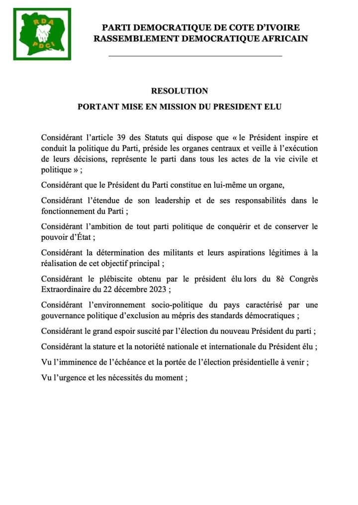 Image de Politique. Le récent couronnement de Tidjane Thiam en tant que président du Parti Démocratique de Côte d'Ivoire (PDCI RDA) a été porteur d'attentes considérables. La nomination de Thiam n'a pas seulement représenté un changement de leadership, mais aussi une étape cruciale dans la rénovation et la revitalisation de l'image politique du parti. Chargé de cette tâche colossale, Thiam a été informé des exigences et des objectifs dans le cadre d'un communiqué officiel émanant du parti. Mission de redorer l'image politique du parti Le PDCI RDA, l'un des partis politiques historiques de la Côte d'Ivoire, a connu des périodes de turbulence et de déclin dans sa popularité et son influence. L'arrivée de Tidjane Thiam à la tête du parti est considérée comme une opportunité de renouveau. Sa tâche principale consiste à redonner au parti sa notoriété d'antan en rétablissant la confiance du peuple ivoirien. Le communiqué émis par le parti définit clairement cette mission cruciale, insistant sur la nécessité pour Thiam de mettre en œuvre des stratégies novatrices pour reconnecter le parti avec la population, en mettant l'accent sur des valeurs progressistes et inclusives. Planification de la victoire aux prochaines élections présidentielles Au-delà de la restauration de l'image du parti, la directive pour Tidjane Thiam est également de préparer le terrain en vue des prochaines élections présidentielles en Côte d'Ivoire. Le PDCI RDA aspire à reprendre un rôle majeur dans la scène politique nationale. Thiam est donc investi de la responsabilité de créer une dynamique gagnante pour le parti, en mobilisant les ressources internes et en élaborant des stratégies électorales percutantes. Le communiqué expose clairement que l'objectif premier est de remporter ces élections et de ramener le PDCI RDA au pouvoir. Les attentes et les défis à relever Tidjane Thiam se retrouve face à une série de défis complexes et d'attentes élevées. Outre la nécessité de regagner la confiance du peuple et de présenter un parti unifié et résolu, il doit également composer avec les défis internes. La consolidation des différentes factions au sein du PDCI RDA et la création d'une vision unifiée pour l'avenir du parti sont des priorités majeures mentionnées dans le communiqué. Cela nécessitera des compétences de leadership exceptionnelles pour naviguer avec succès au sein des dynamiques politiques internes. Stratégies proposées et vision pour l'avenir Dans le document émis par le parti, diverses stratégies ont été suggérées pour atteindre les objectifs fixés. Parmi celles-ci, il est question de renforcer la présence du parti à travers le pays, de promouvoir une plateforme politique inclusive et de créer des partenariats stratégiques avec d'autres acteurs politiques. Une vision claire et convaincante pour l'avenir de la Côte d'Ivoire, mettant l'accent sur le progrès socio-économique et la stabilité politique, est également présentée comme un élément essentiel à intégrer dans la stratégie globale du parti. En conclusion, le communiqué énonçant les responsabilités de Tidjane Thiam en tant que nouveau président du PDCI RDA est à la fois un appel à l'action et une feuille de route détaillée pour le rétablissement de la position du parti sur la scène politique ivoirienne. Le succès de Thiam dans la réalisation de ces objectifs déterminera non seulement le destin du parti mais aura également un impact significatif sur l'avenir politique de la Côte d'Ivoire.