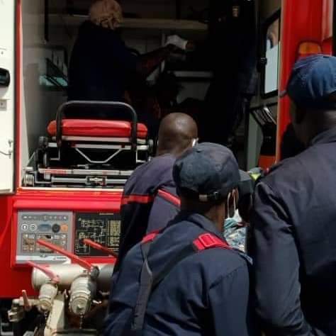 Image de Société. Le Groupe de Secours et de Protection des Maladies (GSPM) a enregistré une activité exceptionnelle lors de la journée du samedi 23 décembre 2023, débutant à 8h00 et se poursuivant jusqu'au dimanche 24 décembre 2023 à la même heure. Durant cette période, le GSPM a réalisé un nombre record de 153 interventions, marquant ainsi une hausse significative par rapport à la moyenne habituelle. Parmi ces interventions, 70 incidents ont été répertoriés comme des accidents de circulation, dont 53 ont eu lieu spécifiquement à Abidjan, la métropole économique de la Côte d'Ivoire. Contextualisation de l'ampleur des événements Pour mettre en perspective cette fréquence accrue d'interventions, il est important de noter que la moyenne quotidienne d'interventions du GSPM se situe autour de 104, avec approximativement 40 accidents de circulation enregistrés quotidiennement. Ainsi, ce pic d'activité représente une augmentation significative par rapport aux statistiques habituelles, signalant un niveau d'urgence et de danger accru sur les routes. Appel à la prudence du GSPM Face à cette augmentation substantielle du nombre d'incidents, le GSPM lance un appel pressant à la prudence et à la vigilance pour tous les usagers de la route. Il exhorte la population à redoubler de précaution et à adopter des comportements responsables afin de réduire les risques d'accidents. Sensibilisation à la sécurité routière Il est impératif de souligner l'importance de préserver la vie et l'intégrité physique de chacun en adoptant des comportements sûrs sur les routes. La sécurité routière ne doit en aucun cas être prise à la légère, et il est crucial que chaque individu prenne conscience de sa responsabilité dans la préservation de sa propre vie et de celle des autres usagers de la route. En somme, cet afflux d'incidents routiers constaté par le GSPM souligne l'urgence de renforcer les mesures de sécurité et de sensibilisation pour prévenir les accidents de circulation. La prudence et le respect des règles de conduite demeurent les piliers essentiels pour garantir la sécurité de tous sur les voies publiques. Le GSPM appelle ainsi à une collaboration collective pour créer un environnement routier plus sûr et invite chacun à être un acteur responsable dans la promotion d'une culture de sécurité routière.