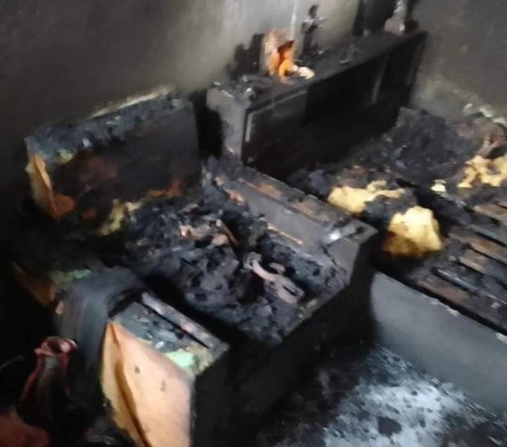 Image de Faits Divers. L'incident survenu le matin du 25 décembre 2023 à Koumassi a rapidement mobilisé la 2ème compagnie des pompiers, alertée pour un feu de chambre à proximité de la Salle des Fêtes de la SICOGI Hauteur. Malgré une intervention rapide, le feu avait été éteint par les occupants avant l'arrivée des secours, laissant derrière lui un paysage de dévastation. Les premiers éléments révèlent qu'il s'agissait d'un incendie localisé dans une chambre. L'extinction du feu a nécessité l'utilisation de la lance du dévidoir tournant, suivie d'une phase de déblai et de refroidissement pour éviter toute reprise des flammes. Cependant, le bilan de cet incident s'est avéré tragique. Malgré l'extinction rapide du feu, les secours ont découvert sur place un corps calciné. Cette découverte macabre a laissé les autorités sur place sous le choc, et la police a été chargée de prendre en charge cette triste réalité. Une enquête a été immédiatement ouverte pour déterminer les circonstances exactes de cet incendie et identifier la victime, afin de rendre compte de cet événement et d'apporter des réponses à une communauté choquée et bouleversée. L'impact émotionnel de cette tragédie sur la communauté de Koumassi ne peut être sous-estimé. La période de Noël, célébrée dans la joie et la convivialité, s'est transformée en un moment de deuil et de tristesse pour les habitants de ce quartier. La perte d'une vie dans de telles circonstances a profondément affecté la région, laissant les voisins et les proches dans la douleur et l'incompréhension. Outre l'aspect humain, cet incident soulève également des questions quant à la sécurité incendie et aux normes de prévention dans les habitations de la zone. Les autorités locales sont interpellées sur la nécessité de sensibiliser davantage la population aux mesures de sécurité incendie, ainsi que sur l'importance d'une révision régulière des dispositifs de prévention dans les bâtiments résidentiels. De plus, cet événement met en lumière l'importance cruciale des interventions rapides et efficaces des services de secours, tout en soulignant la nécessité d'une coordination optimale entre les différents acteurs impliqués dans la gestion des urgences, notamment les pompiers et les forces de l'ordre. En conclusion, l'incendie mortel survenu à Koumassi le jour de Noël a plongé la communauté dans le deuil, soulignant la nécessité de mesures préventives renforcées, d'une sensibilisation accrue à la sécurité incendie et d'une réflexion sur la coordination des secours en cas d'urgence. Cette tragédie rappelle la fragilité de la vie humaine et appelle à une solidarité et une vigilance collectives pour éviter de tels drames à l'avenir.