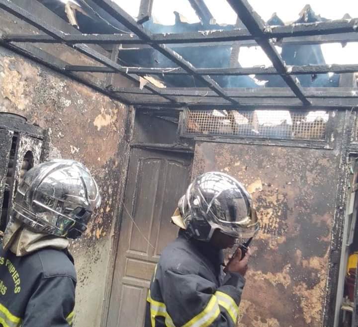 Deuxième Image de Faits Divers. L'incident survenu le matin du 25 décembre 2023 à Koumassi a rapidement mobilisé la 2ème compagnie des pompiers, alertée pour un feu de chambre à proximité de la Salle des Fêtes de la SICOGI Hauteur. Malgré une intervention rapide, le feu avait été éteint par les occupants avant l'arrivée des secours, laissant derrière lui un paysage de dévastation. Les premiers éléments révèlent qu'il s'agissait d'un incendie localisé dans une chambre. L'extinction du feu a nécessité l'utilisation de la lance du dévidoir tournant, suivie d'une phase de déblai et de refroidissement pour éviter toute reprise des flammes. Cependant, le bilan de cet incident s'est avéré tragique. Malgré l'extinction rapide du feu, les secours ont découvert sur place un corps calciné. Cette découverte macabre a laissé les autorités sur place sous le choc, et la police a été chargée de prendre en charge cette triste réalité. Une enquête a été immédiatement ouverte pour déterminer les circonstances exactes de cet incendie et identifier la victime, afin de rendre compte de cet événement et d'apporter des réponses à une communauté choquée et bouleversée. L'impact émotionnel de cette tragédie sur la communauté de Koumassi ne peut être sous-estimé. La période de Noël, célébrée dans la joie et la convivialité, s'est transformée en un moment de deuil et de tristesse pour les habitants de ce quartier. La perte d'une vie dans de telles circonstances a profondément affecté la région, laissant les voisins et les proches dans la douleur et l'incompréhension. Outre l'aspect humain, cet incident soulève également des questions quant à la sécurité incendie et aux normes de prévention dans les habitations de la zone. Les autorités locales sont interpellées sur la nécessité de sensibiliser davantage la population aux mesures de sécurité incendie, ainsi que sur l'importance d'une révision régulière des dispositifs de prévention dans les bâtiments résidentiels. De plus, cet événement met en lumière l'importance cruciale des interventions rapides et efficaces des services de secours, tout en soulignant la nécessité d'une coordination optimale entre les différents acteurs impliqués dans la gestion des urgences, notamment les pompiers et les forces de l'ordre. En conclusion, l'incendie mortel survenu à Koumassi le jour de Noël a plongé la communauté dans le deuil, soulignant la nécessité de mesures préventives renforcées, d'une sensibilisation accrue à la sécurité incendie et d'une réflexion sur la coordination des secours en cas d'urgence. Cette tragédie rappelle la fragilité de la vie humaine et appelle à une solidarité et une vigilance collectives pour éviter de tels drames à l'avenir.