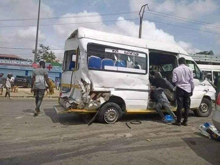 Image de Faits Divers. L'accident dramatique survenu à Yopougon, à proximité de la zone de Siporex, a été marqué par le renversement d'un mini-bus transportant plusieurs passagers, plongeant dans un ravin. Cette tragédie a instantanément mobilisé les secours et les autorités locales, suscitant une grande inquiétude au sein de la communauté et des habitants de cette région. Malgré l'ampleur de l'événement, une lueur d'espoir a émergé de ce drame : aucune perte en vie humaine n'a été signalée. Cependant, les détails entourant les circonstances de cet accident restent jusqu'à présent obscurs, alimentant les spéculations et les interrogations. Les premiers intervenants, tels que les équipes de secours et les services d'urgence, se sont précipités sur les lieux du sinistre, mobilisant leurs ressources pour porter assistance aux passagers coincés dans le véhicule renversé. Les opérations de sauvetage ont été délicates, compte tenu de la position difficile du mini-bus encastré dans le ravin, mais grâce à la coordination efficace des secours, tous les occupants ont été évacués et pris en charge rapidement. La nature exacte de l'accident reste un mystère, alimentant des conjectures au sein de la population locale. Des témoins oculaires ont rapporté diverses versions des événements, certains évoquant des problèmes mécaniques tandis que d'autres suggéraient des conditions de conduite précaires. Les autorités compétentes ont immédiatement lancé une enquête approfondie pour déterminer les causes exactes de ce tragique accident, dans l'optique d'éviter de tels événements à l'avenir. La communauté de Yopougon, ainsi que les proches des passagers impliqués, ont été profondément bouleversés par cette série d'événements. Des gestes de solidarité et de soutien ont rapidement émergé, offrant un soutien psychologique et matériel aux personnes touchées par cette tragédie. Les autorités locales ont également mis en place des dispositifs d'assistance pour accompagner les survivants et leurs familles dans cette période difficile. La sécurité routière et les normes de transport ont été au cœur des discussions qui ont suivi cet accident. Les résidents ont exprimé leur préoccupation quant à l'état des routes et à la sécurité des véhicules circulant dans la région. Des appels ont été lancés pour des mesures renforcées visant à garantir la conformité des véhicules aux normes de sécurité et à améliorer l'entretien des infrastructures routières locales. Cet incident a également suscité un débat plus large sur la formation et la sensibilisation des conducteurs de véhicules en matière de sécurité routière. Il a mis en lumière l'importance cruciale de campagnes de sensibilisation continue pour inculquer des pratiques de conduite responsables et sécuritaires à tous les conducteurs, qu'ils soient professionnels ou particuliers. Au-delà de la réponse immédiate à l'accident, cet événement a souligné la nécessité d'une coordination efficace entre les services d'urgence, les autorités locales et la société civile pour faire face à de telles situations d'urgence. Des discussions ont été engagées pour améliorer les plans d'intervention d'urgence et renforcer la coopération entre les différentes entités pour une réponse plus rapide et plus efficace en cas de catastrophes similaires à l'avenir. En fin de compte, bien que cet accident ait été marqué par la chance relative de ne pas avoir entraîné de pertes en vies humaines, il a néanmoins laissé une empreinte profonde dans la communauté de Yopougon. Il a servi de rappel poignant de la fragilité de la vie humaine et de la nécessité continue de renforcer les mesures de sécurité routière pour éviter de tels événements tragiques à l'avenir.