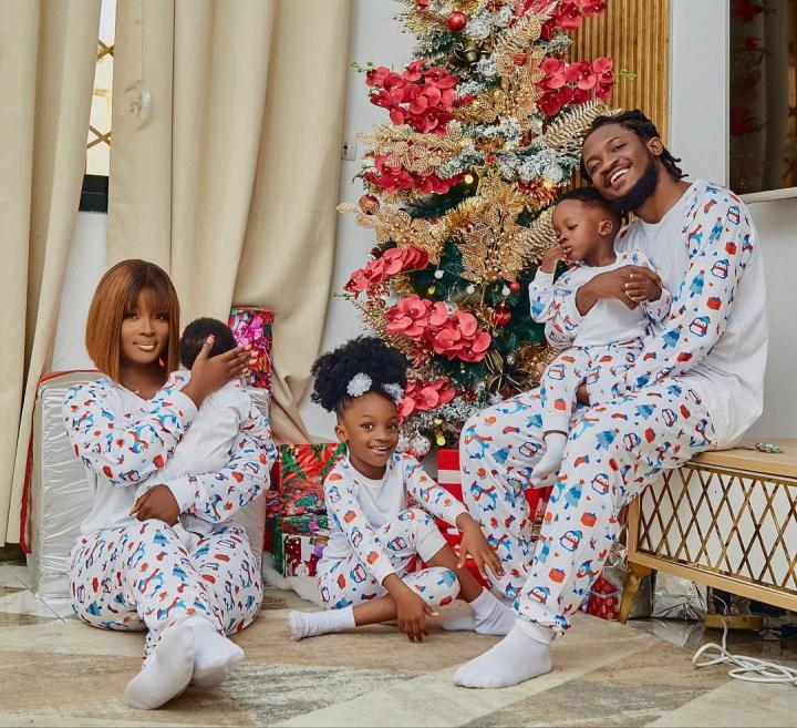 Image de Célébrités. En ce jour sacré de la Nativité, Ange Freddy célèbre la magie de Noël entouré de sa tendre petite famille. Dans une ambiance chaleureuse et empreinte de joie, ils partagent des moments précieux, tissant des souvenirs inoubliables. La maison scintille de lumières festives, tandis que le parfum envoûtant des mets traditionnels remplit l'air.