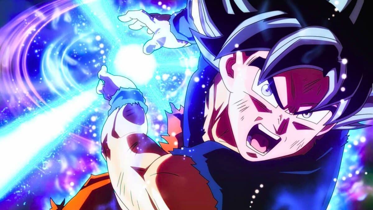 Image de Jeux Vidéo. Le monde de Dragon Ball est un univers riche en personnages puissants, en combats épiques et en techniques surpuissantes. Si Son Goku est l'un des héros les plus emblématiques de cet univers, il est fascinant de constater que même lui, avec toute sa puissance de Saiyan, ne maîtrise pas la technique ultime qui domine l'univers de Dragon Ball Super : le Hakai. La Quête de la Puissance L'échelle de puissance dans Dragon Ball est un élément central qui a captivé les fans depuis des décennies. L'idée de savoir qui est plus fort que qui a toujours été au cœur des débats, et cela persiste même des années après la conclusion du manga original. Cet été, par exemple, la question de savoir qui est le plus puissant entre Majin Boo (forme Gohan absorbée) et le Majin Boo original a enflammé les réseaux sociaux. Dragon Ball Super : Une Nouvelle Dimension de Puissance Avec Dragon Ball Super, la saga continue au-delà de la défaite de Boo, introduisant de nouveaux ennemis, de nouveaux pouvoirs, et surtout, la découverte de l'univers des Dieux. Dans cet univers divin, une technique se détache comme la plus redoutable : le Hakai, la capacité de destruction propre aux Dieux de la Destruction. Le Hakai : L'Arme Ultime des Dieux Beerus, le Dieu de la Destruction introduit dans l'arc Battle of Gods de Dragon Ball Super, est le premier à démontrer le pouvoir du Hakai. Cette technique permet à son utilisateur de faire disparaître définitivement toute chose ou personne, sans que leur âme ne rejoigne l'au-delà. C'est une arme redoutable capable de détruire des êtres intangibles comme des âmes ou des planètes entières en un instant. Goku et le Hakai : Une Tentative Inachevée Bien que Son Goku n'ait jamais utilisé le Hakai dans l'anime, le manga prend une tournure différente. Durant l'arc Trunks du Futur, Goku tente d'utiliser le Hakai contre Zamasu. Cependant, même en étant en Super Saiyan Blue Full Power, Goku ne maîtrise pas complètement la technique, laissant à Zamasu la possibilité de sauver la moitié de son corps et de se régénérer. Genkidama vs. Hakai : Deux Approches Puissantes Dans l'œuvre originale de Dragon Ball, le Genkidama est considéré comme l'attaque ultime. Goku utilise cette technique qui tire sa puissance de l'énergie combinée de ses amis pour créer une sphère destructrice. Cette approche souligne le message fondamental du manga : l'union fait la force. La fin du manga original, où Goku rassemble l'énergie de la Terre pour vaincre Boo, illustre parfaitement ce principe. Un Message Intemporel Bien que le Hakai soit une création de Dragon Ball Super, le Genkidama demeure un symbole intemporel du message de l'unité et de la force collective. Chaque victoire de Son Goku porte un message spécifique, que ce soit le sacrifice face à Freezer, la transmission face à Cell, ou l'union contre Boo. Malgré son évolution et les nouvelles techniques introduites, Dragon Ball reste fidèle à ses racines, transmettant des messages intemporels à travers des combats spectaculaires. La Quête de la Maîtrise Ultime Dans l'univers infini de Dragon Ball, la quête de la puissance ultime et de la technique suprême continue d'animer les fans. Alors que Son Goku a conquis des ennemis puissants et maîtrisé d'innombrables techniques, le Hakai demeure un défi inachevé. La série évolue, mais son essence, mêlant puissance, amitié, et détermination, reste le cœur même de ce phénomène culturel mondial. Quelle autre technique ou pouvoir a marqué votre expérience dans l'univers de Dragon Ball, et pourquoi pensez-vous qu'elle est si emblématique pour les fans de la série?