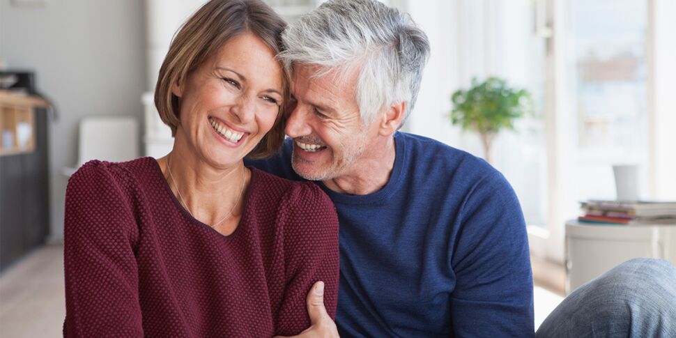 Image de Amour/Couple. En ce moment précis de ma vie, je me trouve confronté à un dilemme émotionnel complexe qui a ébranlé les fondements même de ma vie amoureuse : je n'arrive plus à ressentir des sentiments amoureux. Ce constat, aussi troublant qu'il puisse paraître, m'a amené à entreprendre un voyage introspectif pour comprendre les racines de cette absence d'émotions et explorer les pistes pour retrouver la connexion perdue. Tout d'abord, il est essentiel de reconnaître que cette incapacité à ressentir des sentiments amoureux peut être le résultat de divers facteurs, allant de problèmes personnels à des questions relationnelles plus profondes. Dans mon cas, cette réalité s'est manifestée de manière graduelle, s'installant silencieusement comme une ombre sur mes relations sentimentales. L'un des premiers défis auxquels j'ai été confronté était de comprendre si cette absence d'émotions était temporaire ou profondément enracinée dans ma psyché. L'auto-réflexion a été cruciale pour démêler les fils de mes expériences passées, identifiant les moments clés où j'ai pu perdre le fil de mes émotions amoureuses. Les relations antérieures, les blessures non cicatrisées et les déceptions accumulées ont émergé comme des éléments influents dans ce tableau émotionnel complexe. Un aspect fondamental de cette quête personnelle a été d'accepter que la perte de sentiment amoureux n'est pas un signe de faiblesse, mais plutôt une opportunité de croissance personnelle. Comme dans tout cheminement, il est nécessaire de se confronter à soi-même avec honnêteté et bienveillance. Reconnaître mes propres vulnérabilités et les zones d'ombre émotionnelles a été un premier pas crucial vers la guérison. Une question primordiale qui a émergé de cette introspection est celle de savoir comment renouer avec mes émotions amoureuses. Cette recherche m'a amené à explorer différentes avenues, de la thérapie individuelle à la méditation en passant par la lecture de livres spécialisés sur le sujet. Chacune de ces approches a contribué à façonner un parcours de redécouverte personnelle, m'aidant à reconstruire les ponts émotionnels qui semblaient avoir été détruits. La thérapie individuelle s'est avérée être un outil puissant dans cette quête de réparation émotionnelle. En travaillant avec un professionnel qualifié, j'ai pu plonger profondément dans les strates de mon inconscient, explorant les mécanismes de défense mis en place au fil des années. Ce processus a permis de lever le voile sur des émotions refoulées, déverrouillant ainsi des portes émotionnelles longtemps négligées. La méditation, quant à elle, a agi comme un baume apaisant pour mon esprit agité. Pratiquer la pleine conscience m'a permis de cultiver une connexion plus profonde avec mes propres émotions, créant un espace intérieur propice à l'émergence de nouveaux sentiments. La méditation guidée axée sur l'amour et la compassion a particulièrement joué un rôle clé dans l'ouverture de mon cœur à de nouvelles expériences émotionnelles. Au fil de cette exploration, j'ai également découvert le pouvoir de la lecture pour élargir ma perspective. Des ouvrages consacrés à la psychologie de l'amour, aux récits de personnes ayant surmonté des défis similaires, chaque livre a été une source d'inspiration et de conseils pratiques. Les mots des autres ont souvent agi comme des miroirs, reflétant mes propres pensées et émotions de manière éclairante. Cependant, ce processus de redécouverte émotionnelle n'a pas été dénué de défis. Il a fallu faire preuve de patience et de persévérance, car la guérison émotionnelle est un voyage en montagnes russes, avec ses hauts et ses bas. Reconnaître que chaque petit progrès était une victoire en soi a été crucial pour maintenir ma motivation tout au long de ce parcours parfois sinueux. L'une des leçons les plus précieuses que j'ai apprises au cours de cette exploration personnelle est l'importance de cultiver une relation positive avec moi-même avant de chercher une connexion avec autrui. L'amour-propre est le socle sur lequel repose toute relation saine, et investir du temps et de l'énergie dans le développement de ma propre estime a été un investissement essentiel. En conclusion, le constat "Je n'arrive plus à ressentir des sentiments amoureux" peut être le point de départ d'une aventure transformative. En s'engageant dans une exploration personnelle approfondie, en faisant preuve de courage face à ses propres émotions et en utilisant divers outils tels que la thérapie, la méditation et la lecture, il est possible de retrouver la capacité à aimer. Ce chemin n'est pas linéaire, mais il offre la promesse d'une croissance personnelle significative et d'une reconnexion avec les beautés complexes de l'amour.