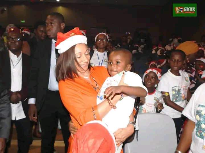 Image de Société. En ce Vendredi 22 décembre 2023, au Palais de la Culture Bernard Binlin Dadié d’Abidjan-Treichville, Françoise Remarck a enchanté 600 enfants lors de la 6ème édition de l'Arbre de Noël. Cet événement, dédié aux enfants des fonctionnaires et agents du ministère de la Culture et de la Francophonie, visait à favoriser l'unité entre eux dans une ambiance festive. La ministre a souligné l'importance de Noël pour se rapprocher des enfants, partager de l'amour et les encourager à bien travailler. Les festivités, comprenant jeux, danses, prestations artistiques et la distribution de cadeaux par Françoise Remarck, ont marqué ce moment spécial avant la célébration de Noël.