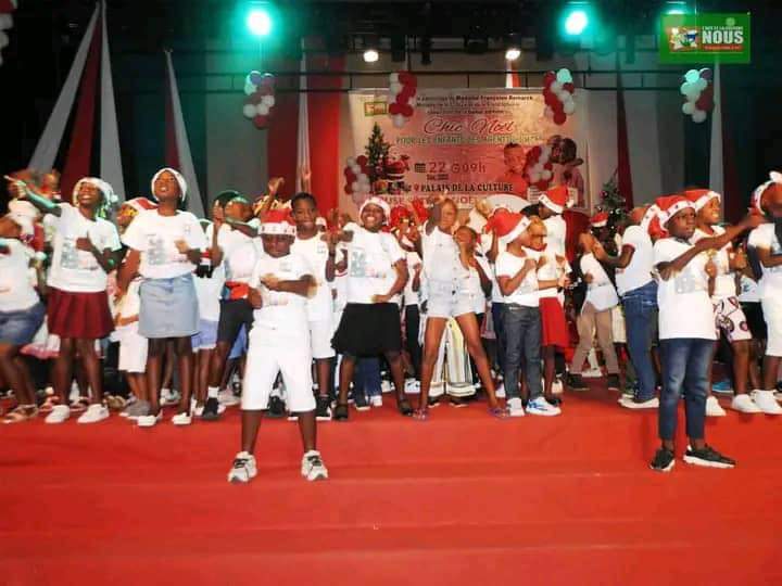 Deuxième Image de Société. En ce Vendredi 22 décembre 2023, au Palais de la Culture Bernard Binlin Dadié d’Abidjan-Treichville, Françoise Remarck a enchanté 600 enfants lors de la 6ème édition de l'Arbre de Noël. Cet événement, dédié aux enfants des fonctionnaires et agents du ministère de la Culture et de la Francophonie, visait à favoriser l'unité entre eux dans une ambiance festive. La ministre a souligné l'importance de Noël pour se rapprocher des enfants, partager de l'amour et les encourager à bien travailler. Les festivités, comprenant jeux, danses, prestations artistiques et la distribution de cadeaux par Françoise Remarck, ont marqué ce moment spécial avant la célébration de Noël.