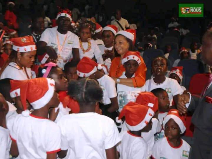 Troisième Image de Société. En ce Vendredi 22 décembre 2023, au Palais de la Culture Bernard Binlin Dadié d’Abidjan-Treichville, Françoise Remarck a enchanté 600 enfants lors de la 6ème édition de l'Arbre de Noël. Cet événement, dédié aux enfants des fonctionnaires et agents du ministère de la Culture et de la Francophonie, visait à favoriser l'unité entre eux dans une ambiance festive. La ministre a souligné l'importance de Noël pour se rapprocher des enfants, partager de l'amour et les encourager à bien travailler. Les festivités, comprenant jeux, danses, prestations artistiques et la distribution de cadeaux par Françoise Remarck, ont marqué ce moment spécial avant la célébration de Noël.