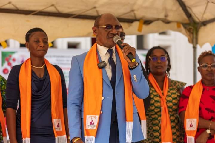 Image de Société. La Fondation Gadji Celi s'est engagée à apporter du réconfort et de l'espoir aux jeunes patients confrontés au cancer en visitant l'unité d'oncologie pédiatrique du Centre hospitalier universitaire (Chu) d’Abidjan-Treichville le 22 décembre 2023. L'initiative de la fondation repose sur sa mission fondamentale d'entreprendre des actions sociales et humanitaires. En effet, consciente des défis auxquels font face les enfants malades et leurs familles, la Fondation aspire à alléger quelque peu le fardeau qui pèse sur ces petits êtres en proie à la maladie. Lors de cette visite empreinte de compassion, l'équipe de la Fondation Gadji Celi a exprimé son désir ardent de voir ces jeunes patients retrouver la santé et a offert son soutien inconditionnel à leur guérison. En mettant l'accent sur l'importance de la joie et du bien-être des enfants malades, la Fondation a souligné que, dans de nombreuses situations, les parents se trouvent contraints de prioriser les dépenses liées aux traitements médicaux plutôt que d'offrir à leurs enfants des moments de bonheur et des jouets. Consciente de cette réalité, la Fondation Gadji Celi a pris l'initiative louable de se substituer aux parents pour offrir un peu de réconfort et de divertissement à ces jeunes patients. L'équipe a ainsi cherché à égayer le quotidien de ces petits anges confrontés à des défis considérables, afin de leur redonner un sourire, ne serait-ce que pour un moment, et de leur offrir un instant de répit dans leur combat contre la maladie. La visite à l'unité d'oncologie pédiatrique du Chu d’Abidjan-Treichville revêtait une signification profonde pour la Fondation Gadji Celi. En effet, au-delà de la distribution de jouets et de divertissements, cette action symbolisait un geste d'affection, d'encouragement et de solidarité envers ces enfants confrontés à des traitements parfois lourds et à une période difficile de leur vie. En partageant des moments d'émotion et d'espoir avec ces jeunes patients, la Fondation a également mis en lumière l'importance de la sensibilisation et de l'attention portée à ces enfants atteints de cancer, qui nécessitent un soutien tant médical qu'émotionnel pour traverser cette épreuve avec force et courage. La présence bienveillante de la Fondation Gadji Celi au sein de l'unité d'oncologie pédiatrique a sans aucun doute eu un impact significatif sur le moral des patients, de leurs familles et du personnel médical. Cette action humanitaire a contribué à créer un environnement où l'espoir et la bienveillance étaient au cœur de chaque interaction. En mettant en lumière la nécessité d'accompagner ces enfants malades tout au long de leur parcours de guérison, la Fondation a démontré l'importance de la solidarité communautaire et de la responsabilité collective envers les plus vulnérables de notre société. En résumé, la visite de la Fondation Gadji Celi à l'unité d'oncologie pédiatrique du Chu d’Abidjan-Treichville a été bien plus qu'une simple distribution de jouets. C'était une démonstration tangible d'empathie, d'amour et de soutien envers ces jeunes patients confrontés à des défis de taille. La Fondation a cherché à alléger le fardeau émotionnel et financier des familles tout en insufflant un souffle d'espoir et de bonheur dans la vie de ces enfants atteints de cancer, rappelant ainsi l'importance de l'humanité et de la solidarité dans la lutte contre cette maladie dévastatrice.