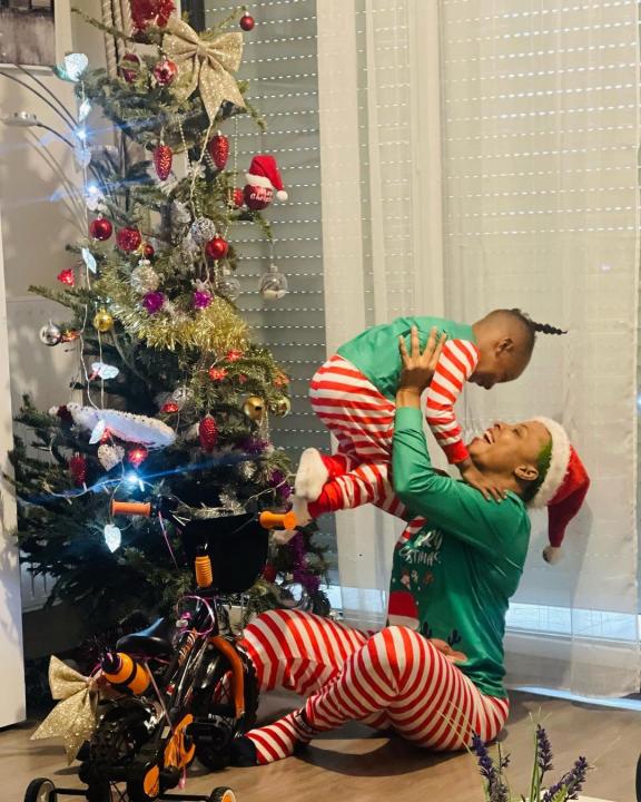 Image de Célébrités. Dans une touchante publication, Fallone Bagboda partage le moment magique où son enfant exprime son vœu au Père Noël. "Il m’a dit : maman, dit au Père Noël que je veux un vélo", écrit-elle. Avec une tendresse palpable, Fallone révèle la réalisation de ce souhait le jour de Noël. "Voilà, le Père Noël a passé, mon enfant. Je bénis le Seigneur", s'exclame-t-elle. Cette simple et chaleureuse anecdote témoigne de la joie authentique suscitée par un geste aussi attentionné que celui d'offrir un vélo à son enfant lors de cette période festive.