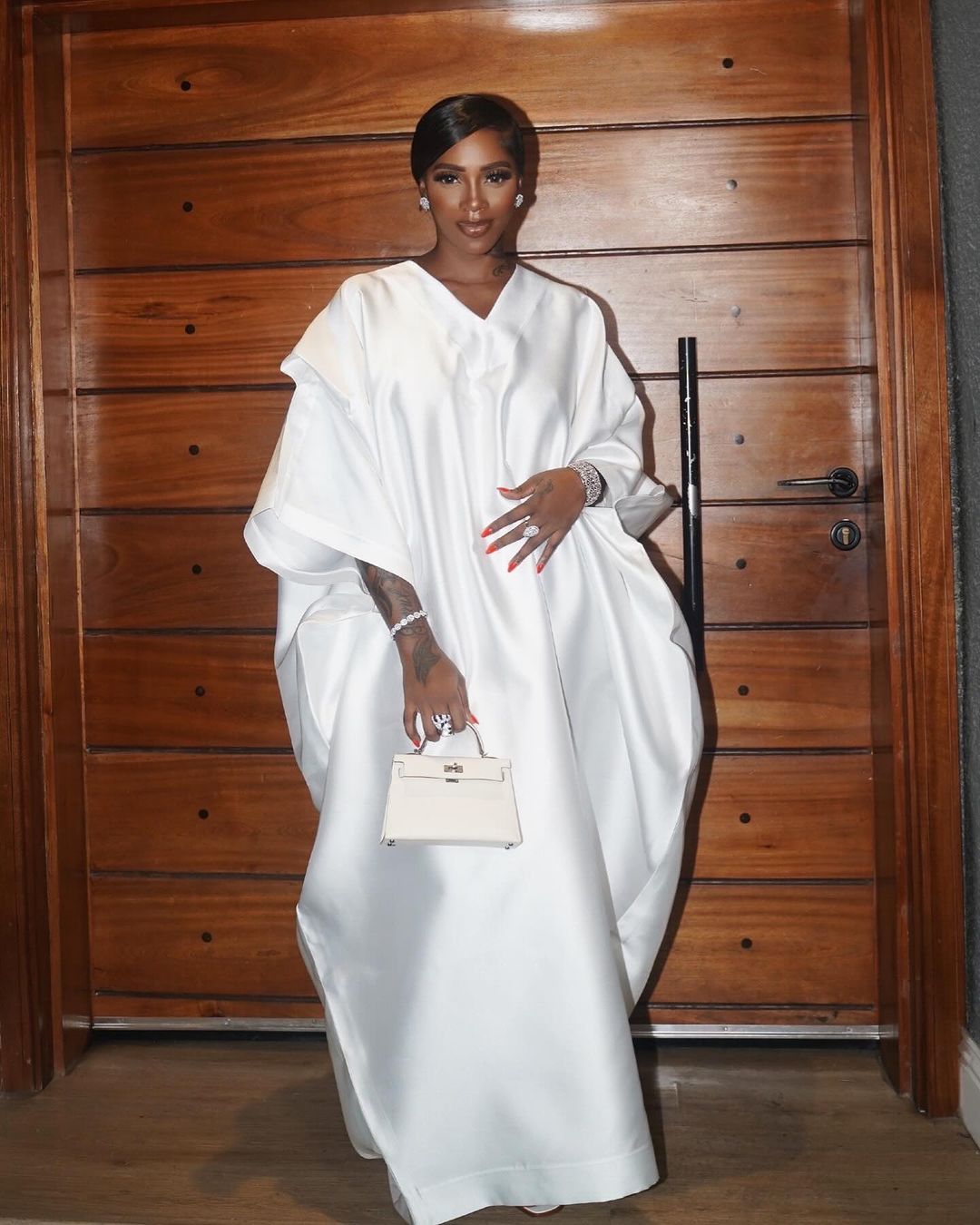 Image de Célébrités. Tiwa Savage fait sensation avec son retour éclatant, arborant fièrement le "Bubu" sur sa dernière photo. Ce vêtement emblématique, aux influences africaines, semble être bien plus qu'un simple habit ; c'est un hommage à la culture et à l'élégance. Le Bubu, avec ses couleurs vibrantes et ses motifs captivants, capture l'essence de la mode africaine contemporaine. Tiwa, toujours à la pointe des tendances, réaffirme son engagement envers la célébration de l'identité et de l'esthétique africaines. Son retour avec le Bubu est une déclaration audacieuse, mêlant tradition et modernité dans un éclat de style inimitable.