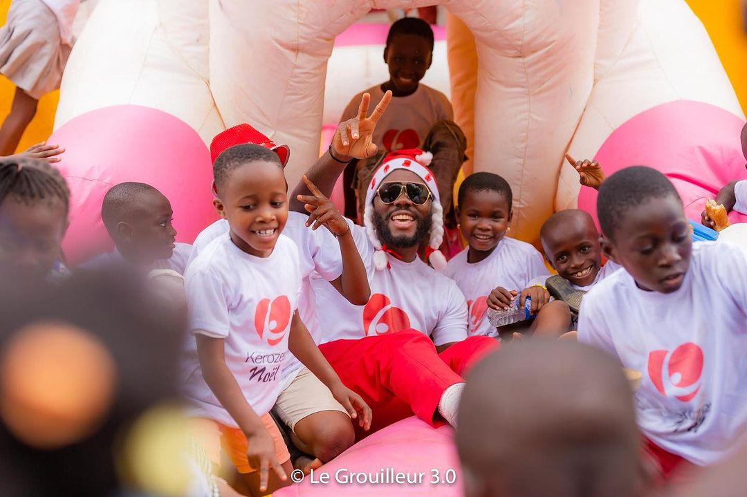 Image de Célébrités. Kerozen, l'artiste engagé et généreux, a répandu la magie de Noël avec un geste qui touche les cœurs. Il a célébré cette saison festive aux côtés des enfants de la Fondation Kerozen, créant un moment de pur bonheur et de joie partagée. Dans une publication empreinte d'émotion, Kerozen exprime son enchantement en déclarant : "QUE DU BONHEUR DE VOIR TOUS CES ENFANTS EN JOIE." Les images partagées dépeignent un tableau lumineux de rires, de sourires et d'émerveillement, capturant l'essence même de Noël. La Fondation Kerozen, œuvre caritative de l'artiste, devient ainsi le théâtre d'une fête chaleureuse où les rêves des enfants prennent vie. La présence bienveillante de Kerozen souligne son dévouement envers le bien-être des enfants défavorisés. Cet événement transcende la simple célébration de Noël pour devenir un témoignage tangible de la générosité et de la compassion de l'artiste envers la communauté. Ces moments partagés laissent une empreinte indélébile dans les cœurs des enfants, transformant la période des fêtes en une expérience mémorable empreinte de solidarité et d'amour. Kerozen, par ce geste admirable, incarne la véritable signification de la saison en répandant la lumière de Noël à travers l'expression sincère du bonheur partagé.