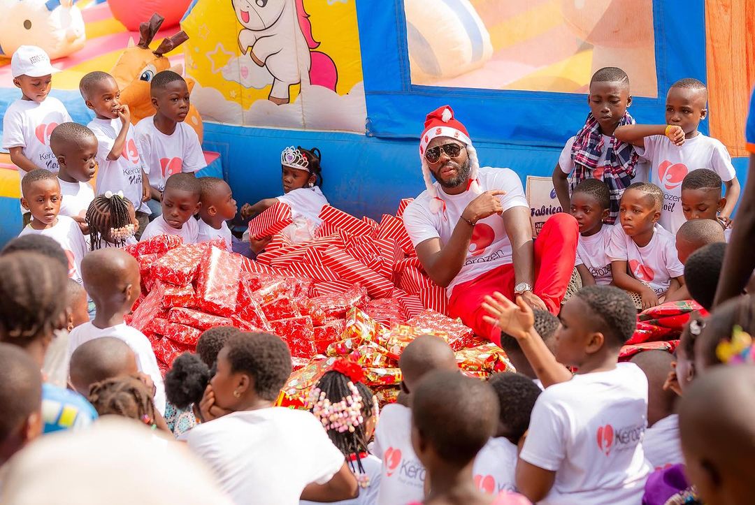 Deuxième Image de Célébrités. Kerozen, l'artiste engagé et généreux, a répandu la magie de Noël avec un geste qui touche les cœurs. Il a célébré cette saison festive aux côtés des enfants de la Fondation Kerozen, créant un moment de pur bonheur et de joie partagée. Dans une publication empreinte d'émotion, Kerozen exprime son enchantement en déclarant : "QUE DU BONHEUR DE VOIR TOUS CES ENFANTS EN JOIE." Les images partagées dépeignent un tableau lumineux de rires, de sourires et d'émerveillement, capturant l'essence même de Noël. La Fondation Kerozen, œuvre caritative de l'artiste, devient ainsi le théâtre d'une fête chaleureuse où les rêves des enfants prennent vie. La présence bienveillante de Kerozen souligne son dévouement envers le bien-être des enfants défavorisés. Cet événement transcende la simple célébration de Noël pour devenir un témoignage tangible de la générosité et de la compassion de l'artiste envers la communauté. Ces moments partagés laissent une empreinte indélébile dans les cœurs des enfants, transformant la période des fêtes en une expérience mémorable empreinte de solidarité et d'amour. Kerozen, par ce geste admirable, incarne la véritable signification de la saison en répandant la lumière de Noël à travers l'expression sincère du bonheur partagé.