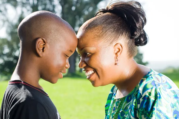 Image de Famille. En grandissant, la relation avec ma maman a toujours été un pilier essentiel de ma vie. À travers les hauts et les bas, j'ai réalisé que la clé d'une relation mère-enfant épanouissante réside dans la compréhension mutuelle, la communication ouverte et un investissement constant. Dans cet article, je partagerai mes réflexions personnelles et des conseils pratiques sur la manière de bien m'entendre avec ma maman, car cette relation est unique et précieuse. L'Écoute Active : Fondement de la Compréhension La base d'une relation solide avec ma maman repose sur l'écoute active. Comprendre ses sentiments, ses préoccupations et ses rêves a créé un lien émotionnel profond entre nous. Prendre le temps de vraiment entendre ce qu'elle a à dire, sans jugement ni précipitation, a ouvert la voie à une communication plus authentique. Reconnaître la Dynamique Évolutive La dynamique mère-enfant évolue avec le temps. En reconnaissant et acceptant que nos rôles et nos besoins changent, j'ai pu ajuster mes attentes et développer une relation plus flexible. Les relations matures nécessitent une adaptation constante, et cette prise de conscience a renforcé notre lien au fil des années. La Communication Honnête : Clé de l'Harmonie L'honnêteté a toujours été la pierre angulaire de ma relation avec ma maman. Partager mes pensées et mes émotions de manière ouverte a éliminé les malentendus et renforcé la confiance. Apprendre à exprimer mes besoins tout en étant attentif aux siens a créé un équilibre sain dans notre communication. Établir des Frontières Respectueuses Établir des frontières claires tout en maintenant le respect mutuel a été un défi crucial. Apprendre à dire non lorsque nécessaire et comprendre les limites de chacun a préservé l'harmonie tout en préservant l'individualité. Cette équation délicate a contribué à établir une relation où le respect des besoins personnels est une priorité. Cultiver l'Empathie La capacité d'empathie a été un catalyseur essentiel pour une relation mère-enfant épanouissante. Se mettre à la place de l'autre, comprendre ses expériences et partager ses émotions ont créé un lien profondément humain. L'empathie a non seulement renforcé notre connexion, mais a également forgé une alliance face aux défis de la vie. Partager des Moments de Qualité Les moments de qualité sont des joyaux précieux dans une relation mère-enfant. Prendre le temps de partager des activités, de discuter de sujets variés ou simplement de profiter d'une compagnie silencieuse renforce les liens affectifs. Ces moments créent des souvenirs durables et renforcent la relation à un niveau émotionnel. Gérer les Conflits avec Maturité Les conflits sont inévitables, mais la manière dont nous les gérons définit la santé de la relation. Apprendre à résoudre les désaccords avec maturité, sans recourir à la colère ou à la critique destructrice, a été une leçon clé. La résolution constructive des conflits renforce la compréhension mutuelle et l'amour partagé. Apprendre de ses Expériences Ma relation avec ma maman a été marquée par des hauts et des bas, mais chaque expérience a été une leçon précieuse. Les moments de joie renforcent les liens, tandis que les défis offrent des opportunités de croissance personnelle et relationnelle. Apprendre de ces expériences a consolidé notre connexion au fil du temps. La Patience comme Vertu Essentielle La patience a été une vertu que j'ai dû cultiver pour maintenir une relation harmonieuse avec ma maman. Comprendre que le temps est nécessaire pour la croissance individuelle et relationnelle a atténué les pressions inutiles. La patience offre également l'occasion d'apprécier le voyage plutôt que de se concentrer uniquement sur le résultat. Une Relation en Perpétuelle Évolution En conclusion, bien m'entendre avec ma maman est une quête constante. La compréhension mutuelle, la communication honnête, l'établissement de frontières respectueuses, la cultivation de l'empathie et la gestion mature des conflits sont autant de facettes qui contribuent à une relation mère-enfant épanouissante. Alors que ma propre relation continue de se transformer au fil du temps, je réalise que c'est un voyage riche en enseignements, en amour et en croissance partagée. Nourrir cette relation spéciale reste un investissement précieux qui en vaut la peine.