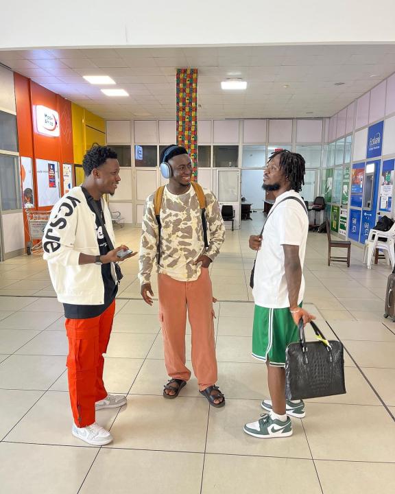 Quatrième Image de Célébrités. Ange Freddy, le talentueux humoriste, comédien, vidéaste et photographe ivoirien, débarque à Cotonou pour enflammer la scène de rires et de divertissement! Avec son humour pétillant et sa créativité débordante, Ange Freddy promet une soirée inoubliable. Connaisseur des subtilités de la comédie, il sait captiver son public avec des sketches hilarants et des anecdotes décalées. Mais ce n'est pas tout, car en tant que vidéaste et photographe, il sait également capturer les moments magiques. Ne manquez pas l'occasion de vivre une expérience unique en compagnie d'Ange Freddy, le maître de la scène qui transforme chaque instant en éclats de rire à Cotonou!