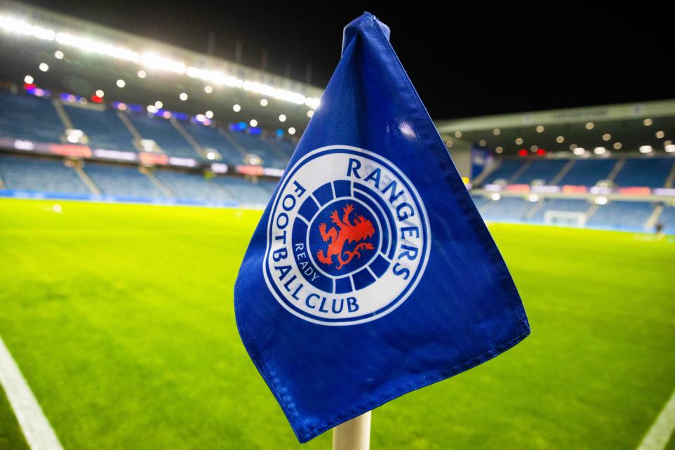 Image de Football. Le Rangers Football Club a officiellement annoncé le report du match très attendu de ce soir contre Ross County. La décision, prise par les hauts responsables du club, a été rendue nécessaire par la situation malheureuse à laquelle étaient confrontés les joueurs et le personnel de Ross County, les empêchant d'atteindre Glasgow. Le principal responsable de ce développement imprévu était les conditions météorologiques difficiles et adverses prévalant à ce moment-là. Initialement prévu pour débuter à 19h45 le mercredi 27 décembre, le match attend désormais d'être reprogrammé, laissant les supporters et les joueurs dans l'attente de la nouvelle date. Malgré la surface de jeu de l'Ibrox jugée en "bonne condition", le club n'a eu d'autre choix que d'annuler le match en raison des difficultés de déplacement rencontrées par l'équipe visiteuse. Les responsables du comté ont collaboré avec la Police Scotland pour évaluer les conditions météorologiques, en particulier sur l'A9, avant de prendre la décision de reporter le match. Le club avait, avant l'annonce, averti les supporters des conditions dangereuses sur les routes, appelant à la prudence. Bear NW Trunk Roads avait également conseillé aux conducteurs d'éviter autant que possible l'itinéraire, ajoutant une couche de précaution à la situation. La tempête Gerrit, avec ses conditions météorologiques adverses, a joué un rôle important dans la perturbation des plans de déplacement, entraînant la fermeture de la route dans les deux sens vers midi. Ce triste événement a laissé aux deux clubs aucune option autre que de communiquer officiellement le report. Dans leur communiqué, les Rangers ont reconnu que la surface de jeu de l'Ibrox était prête mais ont souligné que les conditions défavorables sur l'A9 avaient entravé le voyage de l'équipe visiteuse vers Glasgow. Le club a exprimé des regrets quant à la situation et a assuré aux supporters qu'une nouvelle date pour le match serait communiquée en temps voulu. De manière similaire, Ross County, à travers un communiqué sur X (anciennement Twitter), a partagé des informations sur le processus de prise de décision, citant des consultations avec la Police Scotland concernant les conditions météorologiques prévalant sur l'A9. Le communiqué a confirmé le report du match et a laissé les deux ensembles de supporters avec un sentiment de déception. En réfléchissant à ce tournant inattendu des événements, cela nous pousse à considérer la nature imprévisible de la météo et son impact sur les événements sportifs. Comment les clubs de football peuvent-ils mieux se préparer à de telles éventualités, et quelles mesures peuvent être mises en place pour minimiser les perturbations causées par des conditions météorologiques adverses?