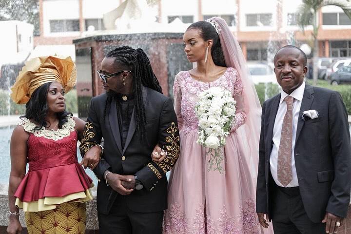 Image de Célébrités. Il y a cinq ans jour pour jour, Black K et Mina Vieira ont échangé leurs vœux, scellant ainsi leur union dans le tissu sacré du mariage. À l'occasion de cet anniversaire significatif, Black K prend un moment pour refléter sur le chemin parcouru, un chemin marqué par la solidité de leur amour et la construction constante de leur empire. Dans une publication chargée d'émotion, Black K exprime sa gratitude envers Mina Vieira pour son soutien indéfectible tout au long de ces années. "Merci de me supporter", écrit-il, reconnaissant le rôle essentiel que sa femme a joué dans la construction de leur vie commune et de leur empire en plein essor. Mais les célébrations ne s'arrêtent pas là. Black K élargit son message pour souhaiter un joyeux anniversaire à celle qu'il considère comme son "Dieu sur terre" - sa maman. Il exprime son amour et sa reconnaissance envers elle, reconnaissant l'impact profond qu'elle a eu sur sa vie. Le texte se conclut par une note d'anticipation et d'excitation pour l'avenir. Black K partage un sentiment de confiance en évoquant un dépôt imminent. "Bientôt ils vont déposer, je te promets", déclare-t-il, suggérant peut-être des projets à venir ou des réalisations à anticiper dans leur parcours. Cette publication est bien plus qu'un simple message d'anniversaire ; elle offre un aperçu de l'amour, de la gratitude et de l'engagement qui définissent la relation de Black K avec Mina Vieira et rend hommage à l'importance de sa mère dans sa vie. C'est un moment intime partagé avec le public, capturant l'essence d'une vie bien vécue et d'une famille unie.