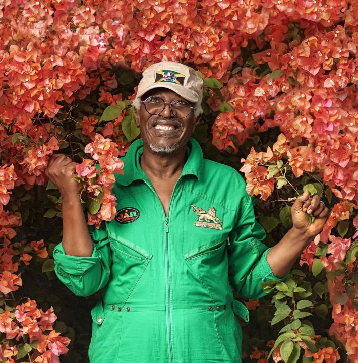 Image de Célébrités. En cette période de fêtes, Alpha Blondy partage un message empreint d'espoir et de sagesse, visant à inspirer ceux qui le suivent. Dans un monde parfois agité, l'artiste ivoirien adresse un appel à la résilience, rappelant que chacun a surmonté des tempêtes bien plus tumultueuses pour être perturbé par de simples gouttes de pluie. "Tu as survécu à trop de tempêtes pour être dérangé par des gouttes de pluie", déclare-t-il, offrant une perspective puissante sur la force intérieure qui réside en chacun de nous. C'est un rappel que la vie est faite de hauts et de bas, mais chaque épreuve surmontée est une victoire, une leçon qui prépare le terrain pour des jours meilleurs. Alpha Blondy nous invite à voir chaque fin comme le prélude à un nouveau départ. Chaque chapitre qui se ferme ouvre la porte à de nouvelles opportunités, à de nouvelles expériences. C'est un appel à l'optimisme, soulignant que chaque instant de vie est une chance de recommencer, de façonner notre destinée selon nos aspirations les plus profondes. Le cœur de son message réside dans l'invitation à planter un rêve dans notre être intérieur et à le laisser éclore. C'est une métaphore puissante pour encourager la poursuite des aspirations et des désirs, même dans les moments les plus sombres. Les fêtes, selon Alpha Blondy, ne sont pas simplement une célébration traditionnelle, mais aussi une occasion propice au renouveau personnel. En conclusion, Alpha Blondy souhaite des "BONNES FÊTES, BON RENOUVEAU !", transmettant ainsi ses vœux chaleureux pour des célébrations empreintes de positivité et d'un nouveau départ plein de promesses. C'est un message qui résonne au-delà des festivités, offrant une perspective encourageante pour tous ceux qui cherchent la lumière même dans les périodes les plus sombres de la vie.