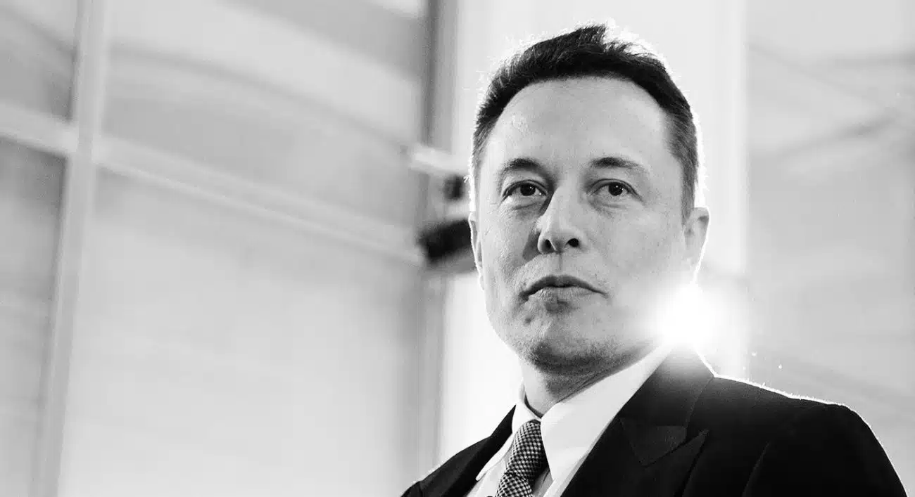 Image de Cryptomonnaies. Elon Musk, le magnat entrepreneur connu pour son rôle à la tête de Tesla et SpaceX, continue de susciter l'attention, cette fois-ci avec un tweet énigmatique sur les NFT (jetons non fongibles). Alors qu'il est un fervent partisan du Bitcoin et des cryptomonnaies en général, Musk a maintenu une certaine réserve à l'égard des NFT, des actifs numériques uniques enregistrés sur la blockchain. Le tweet en question met en lumière son "Vanity Trophy", un NFT qu'il avait conçu et mis en vente en 2021. L'animation accompagnant le tweet déclare : "Quoi qu'il soit arrivé à...", faisant référence à la disparition temporaire de cet objet virtuel de l'attention publique. Le "Vanity Trophy" original était une œuvre artistique virtuelle imprégnée de références à la culture des cryptomonnaies, avec une musique techno ironiquement axée sur des phrases telles que "NFT pour votre vanité, les ordinateurs ne dorment jamais, c’est vérifié, c’est garanti." L'intérêt suscité à l'époque avait atteint des offres dépassant le million de dollars, mais Musk avait choisi de ne pas vendre, invoquant des raisons éthiques. Cependant, le voilà de retour avec une réapparition soudaine de son NFT, provoquant des discussions animées dans le monde de la cryptomonnaie. La question qui se pose est la suivante : pourquoi Elon Musk a-t-il ressorti son NFT après l'avoir mis en veille pendant un certain temps ? Est-ce simplement un acte de provocation, conforme à son style provocateur bien connu sur les réseaux sociaux, ou cache-t-il une conviction plus profonde derrière ce geste ? Il est important de noter que Musk n'est pas particulièrement enthousiaste à propos des NFT. Dans le passé, il a critiqué la technologie, soulignant des préoccupations techniques telles que le stockage des images dépendant de l'entreprise hébergeuse et pouvant être perdu en cas de faillite de celle-ci. Ce nouvel épisode suscite des interrogations quant à la véritable intention de Musk. Est-ce une simple taquinerie ou une manifestation de son scepticisme continu à l'égard des NFT et de la nature éphémère de cette technologie ? Alors que le tweet fait réagir la communauté, il soulève des questions plus larges sur la position d'Elon Musk vis-à-vis des technologies émergentes et de leur impact sur l'avenir des actifs numériques. La frontière entre provocation et conviction semble de plus en plus floue dans l'univers complexe et changeant des cryptomonnaies. Quelles réflexions ce tweet incitera-t-il sur la direction que prendra le monde des NFT et la manière dont les visionnaires comme Elon Musk envisagent leur rôle dans cette évolution ? Seule l'avenir révélera les réponses à ces questions intrigantes.