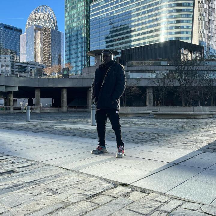 Image de Musique/Radio. Shado Chris à Paris : Une Élégance Enchanté depuis les Rues de la Ville des Lumières Shado Chris, le musicien aux mélodies envoûtantes, a récemment partagé une photo captivante, capturée depuis les rues emblématiques de Paris. L'image dépeint l'artiste dans un moment de contemplation, entouré par l'atmosphère magique de la ville des lumières. La photographie transmet une émotion palpable, révélant la symbiose entre Shado Chris et la beauté intemporelle de Paris. La composition soignée de la photo souligne l'élégance naturelle de l'artiste, tandis que les rues pavées et les façades historiques en arrière-plan ajoutent une dimension artistique à l'image. La capture de ce moment unique invite le public à partager la perspective de Shado Chris, à ressentir l'inspiration que la capitale française lui offre. Cette publication témoigne non seulement du talent musical de Shado Chris mais également de sa capacité à fusionner l'esthétique visuelle avec son univers créatif. Une image qui transcende les frontières artistiques, offrant aux admirateurs une fenêtre visuelle dans l'expérience artistique de Shado Chris au cœur de la ville qui a inspiré tant de générations d'artistes.