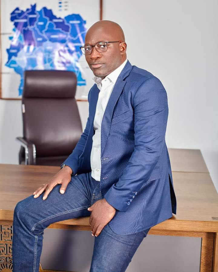 Image de Politique. Charles Blé Goudé, fondateur et leader du Congrès Panafricain des Jeunes Patriotes (COJEP), s'est imposé comme une figure emblématique de la politique ivoirienne. Son ascension dans l'arène politique a été marquée par son engagement passionné en faveur de la jeunesse et son rôle dynamique dans les événements politiques tumultueux qui ont secoué la Côte d'Ivoire au cours des dernières années. Né le 1er janvier 1972 à Affiénou (Côte d'Ivoire), Charles Blé Goudé a rapidement émergé comme un leader charismatique, catalysant l'énergie et les aspirations des jeunes dans le pays. Son parcours politique a commencé dans les années 2000 lorsqu'il a fondé le COJEP, un mouvement dont l'objectif principal était de défendre les intérêts des jeunes ivoiriens tout en promouvant un nationalisme fervent. Blé Goudé est devenu célèbre pour ses discours enflammés et mobilisateurs, capables de rassembler les masses autour de ses idées. Il a su exploiter les médias et les rassemblements populaires pour diffuser ses messages, gagnant ainsi une popularité significative auprès de la jeunesse ivoirienne. Son éloquence et son charisme lui ont permis de se forger une réputation nationale et de devenir un acteur clé dans le paysage politique de la Côte d'Ivoire. Cependant, son parcours politique n'a pas été sans controverses. Blé Goudé a été accusé d'incitation à la violence et de troubles à l'ordre public, notamment pour son rôle pendant la crise politique et les violences post-électorales de 2010-2011 en Côte d'Ivoire. Ces accusations ont conduit à son arrestation et à sa détention à l'étranger pendant plusieurs années, avant qu'il ne soit finalement acquitté de certaines charges par la Cour pénale internationale (CPI) en 2019. Depuis son retour en Côte d'Ivoire, Blé Goudé s'est réengagé dans la politique, affirmant sa volonté de jouer un rôle significatif dans la transformation de son pays. Sa déclaration affirmant que "2025 ne se passera pas sans moi" témoigne de sa détermination à être un acteur majeur dans le paysage politique ivoirien. Il aspire à jouer un rôle pivot dans la rédaction de la prochaine page de l'histoire de la Côte d'Ivoire, annonçant ainsi ses ambitions de participer activement aux affaires politiques et sociales du pays dans les années à venir. Cependant, cette déclaration ambitieuse a suscité des réactions diverses au sein de la classe politique et de la société civile. Certains voient en Blé Goudé un leader capable de mobiliser les jeunes et de transformer positivement la politique ivoirienne en apportant un souffle nouveau, tandis que d'autres expriment des inquiétudes quant à son passé controversé et à sa capacité à contribuer de manière constructive au processus politique du pays. Sa popularité auprès des jeunes constitue un atout majeur, mais suscite également des interrogations quant à la nature de son engagement politique et à ses plans concrets pour l'avenir de la Côte d'Ivoire. Certains observateurs soulignent la nécessité pour Blé Goudé de définir clairement sa vision politique, ses objectifs et ses stratégies pour résoudre les défis socio-économiques auxquels le pays est confronté. Par ailleurs, le contexte politique en Côte d'Ivoire reste complexe et marqué par une polarisation persistante. La consolidation de la démocratie, la réconciliation nationale, le développement socio-économique et la stabilité politique demeurent des enjeux cruciaux pour l'avenir du pays. Dans ce contexte, la volonté affirmée de Charles Blé Goudé d'être un acteur incontournable en 2025 soulève des questions sur sa capacité à naviguer dans un paysage politique complexe et à contribuer de manière efficace à la résolution des défis auxquels la Côte d'Ivoire est confrontée. En somme, la déclaration de Charles Blé Goudé quant à son implication incontournable en 2025 pour écrire une nouvelle page de l'histoire de la Côte d'Ivoire suscite à la fois l'enthousiasme et l'interrogation au sein de la société ivoirienne. Son influence et son potentiel en tant que leader politique demeurent un sujet de débat et de spéculation, alors que le pays se prépare à une nouvelle ère politique où différentes forces politiques aspirent à jouer un rôle déterminant dans la direction future de la nation.