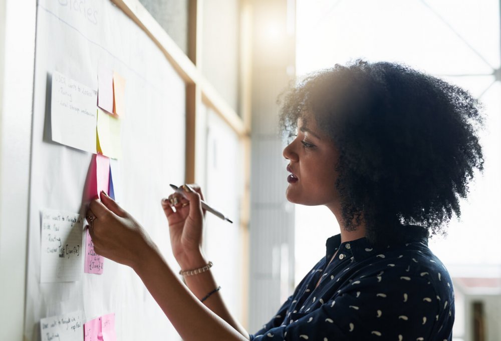 Image de Carrière. En cette période de transition vers la fin de l'année, je me retrouve à la croisée des chemins, face à la nécessité de faire le point sur mon emploi et ma carrière. Cette introspection annuelle offre une opportunité précieuse de réflexion, d'évaluation et d'ajustement, un moment privilégié pour tracer une route professionnelle alignée sur mes aspirations. Dans cette production, je partagerai mon opinion personnelle sur la manière dont je m'engage dans ce processus de bilan professionnel en fin d'année. L'Importance du Bilan de Fin d'Année : Une Tradition Perspicace Le bilan de fin d'année n'est pas simplement une formalité, mais plutôt une tradition perspicace qui permet de jeter un regard critique sur le chemin parcouru au cours des derniers mois. En débutant cette réflexion, je m'interroge sur l'importance de cette démarche, sur les enseignements qu'elle peut apporter et sur son rôle dans la définition de mes objectifs futurs. L'Évaluation des Réalisations et des Défis Faire le point sur mon emploi et ma carrière commence par une évaluation honnête de mes réalisations et des défis rencontrés. J'examine les projets accomplis, les compétences acquises, mais aussi les obstacles surmontés. Cette rétrospective me permet de quantifier mes accomplissements tout en identifiant les domaines où des améliorations sont nécessaires. Alignement avec les Objectifs Professionnels L'alignement avec mes objectifs professionnels demeure au cœur de cette réflexion. Suis-je sur la voie qui me mène vers la réalisation de mes aspirations professionnelles? Cette évaluation soulève la question fondamentale de la cohérence entre mes actions passées et mes ambitions à long terme. La Satisfaction au Travail : Au-Delà de la Rétribution Financière La satisfaction au travail est une dimension clé de ce bilan. Est-ce que mon travail actuel me procure un sentiment d'accomplissement? Cela va au-delà de la rétribution financière, englobant la signification intrinsèque de mes contributions et l'alignement de mon travail sur mes valeurs personnelles. Évaluer les Opportunités de Développement Professionnel Faire le point en fin d'année me pousse à évaluer les opportunités de développement professionnel qui se présentent. Est-ce que mon emploi actuel offre des possibilités d'apprentissage et de croissance? Dois-je envisager des formations supplémentaires pour rester pertinent dans mon domaine? L'équilibre Entre Vie Professionnelle et Vie Personnelle L'équilibre entre vie professionnelle et vie personnelle est une dimension cruciale souvent sous-estimée. En évaluant la charge de travail, le niveau de stress et la qualité du temps que je consacre à ma vie personnelle, je questionne l'harmonie globale entre ces deux aspects de mon existence. Réfléchir aux Relations Professionnelles Les relations professionnelles occupent une place significative dans le bilan de fin d'année. Comment je me connecte avec mes collègues, comment je perçois la dynamique d'équipe et la qualité de la communication? Ces éléments peuvent être déterminants pour mon bien-être professionnel. La Planification pour l'Avenir : Fixer des Objectifs Réalistes En finissant ce bilan, la planification pour l'avenir devient une étape incontournable. Fixer des objectifs réalistes, définir des jalons et élaborer une stratégie claire deviennent les éléments qui guideront mes actions dans les mois à venir. Une Question ouverte vers l'Horizon En conclusion, cette période de bilan de fin d'année revêt une importance cruciale dans la navigation de ma carrière. Ai-je atteint mes objectifs? Suis-je satisfait de la trajectoire actuelle? Ces questions, bien que réfléchies, laissent la porte ouverte vers l'horizon infini de possibilités et d'ajustements. Quelle sera ma prochaine étape dans cette aventure professionnelle en perpétuel mouvement?