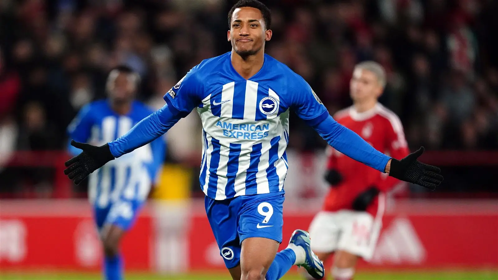 Image de Football. L'ombre du départ plane sur Joao Pedro, attaquant talentueux qui pourrait bientôt s'ajouter à la liste des joueurs de renom quittant Brighton pour des sommes colossales, selon les allusions de Roberto De Zerbi. L'été dernier, le Brésilien est devenu la signature la plus onéreuse du club, Brighton ayant déboursé la somme considérable de 30 millions de livres pour l'acquérir de Watford. Depuis son arrivée au stade Amex, il a rapidement marqué les esprits, se positionnant en tant que meilleur buteur de l'Europa League avant de briller avec deux buts et une passe décisive lors de la victoire 4-2 d'hier contre Tottenham. L'éloge de De Zerbi envers Joao Pedro est évident : "Il [Joao Pedro] a livré un autre match incroyable. Je suis vraiment satisfait de son évolution en termes de mentalité et d'attitude. En phase défensive, il a défendu comme un défenseur central pendant 90 minutes. Il est en train de devenir un joueur de premier plan. J'espère travailler avec lui l'année prochaine, mais cela sera très difficile." Le récit de la victoire de Brighton contre Tottenham, marquée par le superbe but de Pervis Estupinan de loin et les deux penalties de Joao Pedro, a renforcé la position du club. Cependant, le commentaire de De Zerbi sur la difficulté de conserver Joao Pedro soulève des questions cruciales sur l'avenir du joueur au sein de l'équipe. Le premier acte de cette victoire a été initié par Jack Hinshelwood, qui a propulsé les Seagulls en tête avant que Joao Pedro ne convertisse un penalty après une faute de Dejan Kulusevski sur le maillot de Danny Welbeck. L'entrée en jeu d'Estupinan a scellé le sort du match, avec un troisième but en Premier League à la 63e minute. Malgré l'absence d'un défenseur central reconnu, Brighton a réussi à contenir les incursions de Tottenham dans le dernier tiers du terrain. Cependant, la faute de Giovani Lo Celso sur Evan Ferguson a offert à Pedro l'opportunité de marquer son deuxième penalty, avant qu'Alejo Veliz ne réduise l'écart pour Tottenham à la 81e minute. Le coup de tête de Ben Davies depuis le centre de Pedro Porro a donné un autre but à Tottenham, mais l'avance de Brighton s'est avérée trop importante, les empêchant de profiter du regain d'énergie en fin de match. Alors que Brighton savoure le succès actuel, les propos de De Zerbi ajoutent une couche de suspense à l'histoire de Joao Pedro. Les feux de la célébrité et les convoitises des grands clubs pourraient-ils faire dévier son chemin de Brighton vers d'autres horizons? C'est une question qui plane sur le futur de Joao Pedro à Brighton. Le talent du joueur est indéniable, mais dans un monde du football où les transferts lucratifs peuvent changer la trajectoire d'une carrière, la fidélité d'un joueur à un club est-elle vouée à être mise à l'épreuve? La saison prochaine s'annonce cruciale pour Joao Pedro et Brighton. Entre les succès sur le terrain et les réalités économiques du marché des transferts, la question reste ouverte : Joao Pedro restera-t-il à Brighton pour écrire un nouveau chapitre de succès, ou son talent exceptionnel le conduira-t-il vers de nouveaux horizons et de nouveaux défis? Seul l'avenir détient la réponse à cette énigme passionnante.