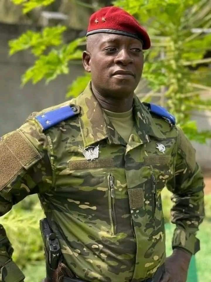 Deuxième Image de Société. Chérif Ousmane, nommé chef d'état-major de l'armée de terre à partir du 1er janvier 2024, incarne un virage significatif dans la direction et la gestion de l'une des branches essentielles des forces armées d'un pays. Sa désignation pour ce poste éminent suscite un intérêt accru et soulève des attentes quant à la direction qu'il donnera à cette institution majeure. Nécessitant des compétences en leadership, en stratégie militaire et en gestion, le rôle de chef d'état-major de l'armée de terre est crucial pour l'efficacité opérationnelle et la sécurité nationale. Chérif Ousmane apporte avec lui une expérience distinguée et une expertise dans différents domaines, façonnant ainsi des anticipations quant à l'évolution probable de la politique militaire et des opérations sous sa direction. Le contexte géopolitique actuel, marqué par des défis multiples tels que les menaces terroristes, les tensions régionales et les évolutions technologiques rapides, met en lumière l'importance de cette nomination. La capacité de Chérif Ousmane à naviguer dans ces enjeux complexes et à adapter l'armée de terre aux défis du XXIe siècle est cruciale pour la sécurité et la défense nationales. Son expérience professionnelle préalable, ses succès antérieurs et son expertise dans la gestion des ressources humaines et matérielles de l'armée suggèrent une probable focalisation sur la modernisation et l'adaptation aux nouveaux théâtres d'opérations. Cela pourrait inclure des investissements dans la recherche et le développement de technologies militaires avancées, ainsi que dans la formation et le bien-être des troupes, en vue de maintenir un avantage compétitif sur le plan stratégique. De plus, la vision de Chérif Ousmane pourrait influencer les alliances militaires et les partenariats internationaux du pays. Son orientation stratégique pourrait conduire à une réévaluation des accords existants, à l'établissement de nouvelles collaborations ou à des ajustements dans la participation à des opérations multinationales, tout en cherchant à renforcer la coopération régionale pour faire face à des menaces communes. Au-delà de ses compétences militaires, Chérif Ousmane pourrait également jouer un rôle crucial dans la promotion de la diplomatie militaire. En travaillant en étroite collaboration avec les institutions civiles, il pourrait contribuer à l'élaboration de politiques de sécurité nationale intégrées, visant à harmoniser les objectifs militaires avec les impératifs politiques et économiques du pays. L'ascension de Chérif Ousmane à ce poste prestigieux pourrait également avoir des répercussions sur la dynamique interne de l'armée de terre. Ses priorités, sa vision et sa gestion du leadership pourraient influencer la culture organisationnelle, les promotions au sein de l'armée, ainsi que les politiques de recrutement et de rétention des talents, façonnant ainsi la structure et la qualité des forces armées pour les années à venir. Enfin, l'impact de Chérif Ousmane en tant que chef d'état-major de l'armée de terre dépendra également de sa capacité à gérer les imprévus et les crises potentielles. Sa réactivité et sa capacité à prendre des décisions éclairées face à des situations d'urgence pourraient définir son héritage et son influence sur l'efficacité opérationnelle de l'armée sous son commandement. En conclusion, la nomination de Chérif Ousmane en tant que chef d'état-major de l'armée de terre à partir du 1er janvier 2024 représente bien plus qu'une simple transition de pouvoir. Elle marque le début d'une nouvelle ère pour l'armée de terre, avec des implications potentielles importantes pour la sécurité nationale, la diplomatie, la technologie militaire, la culture organisationnelle et bien d'autres aspects, donnant ainsi lieu à un examen attentif et à des attentes élevées quant à la direction future de cette institution essentielle.