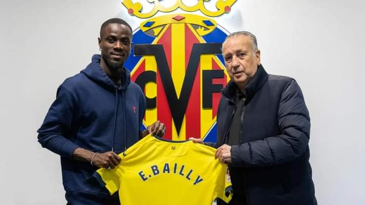 Deuxième Image de Football. Le récent transfert d'Eric Bailly vers Villareal a marqué un chapitre important dans la carrière de ce défenseur international ivoirien. En effet, cette décision a suscité un certain émoi au sein de la communauté des amateurs de football et a soulevé des discussions animées quant à son impact potentiel sur le club espagnol et sur la trajectoire professionnelle de Bailly lui-même. Villareal, surnommé le "sous-marin jaune" en raison de ses couleurs distinctives, a accueilli avec enthousiasme l'arrivée d'Eric Bailly au sein de son effectif. Ce club de football basé en Espagne, évoluant en Liga, a vu en l'acquisition de Bailly une opportunité de renforcer sa défense. La signature du contrat officialise ainsi le début d'une nouvelle aventure pour le joueur au sein de ce club emblématique. Pour Eric Bailly, cette transition représente bien plus qu'un simple changement d'équipe. C'est l'occasion pour lui de se réinventer, de se positionner différemment dans un nouvel environnement et de renforcer ses compétences déjà reconnues dans le monde du football. En tant que joueur international, Bailly apporte à Villareal son expérience, sa ténacité et ses capacités athlétiques, des qualités qui pourraient s'avérer cruciales pour les ambitions du club dans les compétitions à venir. Le joueur ivoirien lui-même a exprimé sa gratitude envers son ancien club, Manchester United, tout en se montrant optimiste quant à son avenir avec Villareal. Bailly a partagé sa confiance dans les projets du club espagnol et sa détermination à contribuer pleinement à l'équipe, à la fois sur le terrain et en dehors. Ce transfert a également suscité des réactions diverses parmi les fans du football. Certains ont salué ce mouvement comme étant bénéfique tant pour le joueur que pour le club, voyant en Bailly un ajout précieux à l'équipe de Villareal. D'autres ont exprimé des interrogations quant à l'adaptation de Bailly à un nouveau style de jeu ou à sa capacité à s'intégrer rapidement dans l'équipe. Au-delà de l'aspect sportif, ce transfert met en lumière les dynamiques du marché des transferts dans le football moderne. Il souligne l'importance des mouvements de joueurs internationaux et des décisions prises par les clubs pour renforcer leurs effectifs. De plus, cela met en exergue la capacité des clubs à attirer des joueurs de renom, démontrant ainsi leur attractivité et leur potentiel compétitif sur la scène nationale et internationale. Dans un contexte où le football est devenu un spectacle mondial, les transferts de joueurs tels qu'Eric Bailly alimentent les débats, les analyses et les pronostics des supporters, des analystes sportifs et des observateurs du monde entier. Ces mouvements influent non seulement sur les performances des équipes sur le terrain, mais ils contribuent également à façonner la culture et l'identité des clubs ainsi que la perception des joueurs par les fans. En conclusion, le transfert d'Eric Bailly vers Villareal représente bien plus qu'un simple changement d'équipe dans le monde du football. C'est un événement qui incarne les aspirations, les attentes et les défis auxquels font face les joueurs et les clubs dans leur quête de succès et de reconnaissance à travers le monde. La contribution attendue de Bailly à Villareal, combinée aux réactions passionnées des fans et à l'impact sur l'écosystème du football, fait de ce transfert un moment notable et stimulant pour tous les passionnés de ce sport universel.