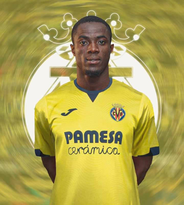 Troisième Image de Football. Le récent transfert d'Eric Bailly vers Villareal a marqué un chapitre important dans la carrière de ce défenseur international ivoirien. En effet, cette décision a suscité un certain émoi au sein de la communauté des amateurs de football et a soulevé des discussions animées quant à son impact potentiel sur le club espagnol et sur la trajectoire professionnelle de Bailly lui-même. Villareal, surnommé le "sous-marin jaune" en raison de ses couleurs distinctives, a accueilli avec enthousiasme l'arrivée d'Eric Bailly au sein de son effectif. Ce club de football basé en Espagne, évoluant en Liga, a vu en l'acquisition de Bailly une opportunité de renforcer sa défense. La signature du contrat officialise ainsi le début d'une nouvelle aventure pour le joueur au sein de ce club emblématique. Pour Eric Bailly, cette transition représente bien plus qu'un simple changement d'équipe. C'est l'occasion pour lui de se réinventer, de se positionner différemment dans un nouvel environnement et de renforcer ses compétences déjà reconnues dans le monde du football. En tant que joueur international, Bailly apporte à Villareal son expérience, sa ténacité et ses capacités athlétiques, des qualités qui pourraient s'avérer cruciales pour les ambitions du club dans les compétitions à venir. Le joueur ivoirien lui-même a exprimé sa gratitude envers son ancien club, Manchester United, tout en se montrant optimiste quant à son avenir avec Villareal. Bailly a partagé sa confiance dans les projets du club espagnol et sa détermination à contribuer pleinement à l'équipe, à la fois sur le terrain et en dehors. Ce transfert a également suscité des réactions diverses parmi les fans du football. Certains ont salué ce mouvement comme étant bénéfique tant pour le joueur que pour le club, voyant en Bailly un ajout précieux à l'équipe de Villareal. D'autres ont exprimé des interrogations quant à l'adaptation de Bailly à un nouveau style de jeu ou à sa capacité à s'intégrer rapidement dans l'équipe. Au-delà de l'aspect sportif, ce transfert met en lumière les dynamiques du marché des transferts dans le football moderne. Il souligne l'importance des mouvements de joueurs internationaux et des décisions prises par les clubs pour renforcer leurs effectifs. De plus, cela met en exergue la capacité des clubs à attirer des joueurs de renom, démontrant ainsi leur attractivité et leur potentiel compétitif sur la scène nationale et internationale. Dans un contexte où le football est devenu un spectacle mondial, les transferts de joueurs tels qu'Eric Bailly alimentent les débats, les analyses et les pronostics des supporters, des analystes sportifs et des observateurs du monde entier. Ces mouvements influent non seulement sur les performances des équipes sur le terrain, mais ils contribuent également à façonner la culture et l'identité des clubs ainsi que la perception des joueurs par les fans. En conclusion, le transfert d'Eric Bailly vers Villareal représente bien plus qu'un simple changement d'équipe dans le monde du football. C'est un événement qui incarne les aspirations, les attentes et les défis auxquels font face les joueurs et les clubs dans leur quête de succès et de reconnaissance à travers le monde. La contribution attendue de Bailly à Villareal, combinée aux réactions passionnées des fans et à l'impact sur l'écosystème du football, fait de ce transfert un moment notable et stimulant pour tous les passionnés de ce sport universel.