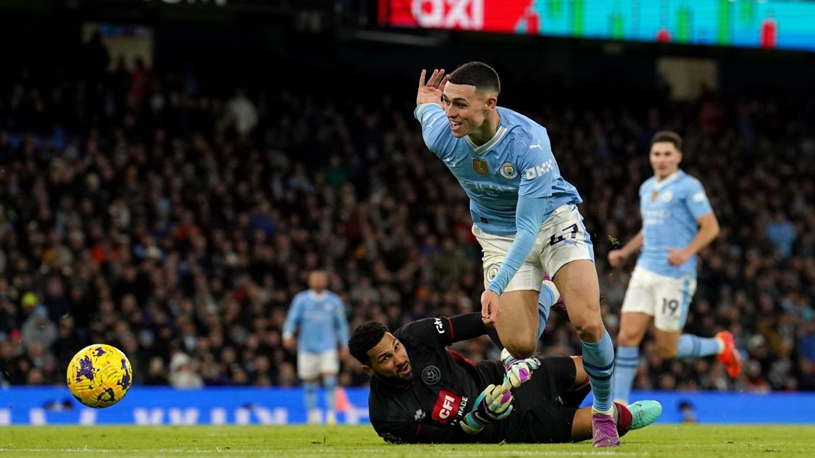 Image de Football. Manchester City a conclu de manière mémorable l'année 2023 avec une victoire convaincante de 2-0 contre Sheffield United, les propulsant ainsi à la troisième place de la Premier League. Ce triomphe, marqué par les réalisations de Rodri et Julian Alvarez, représente la cerise sur le gâteau d'une année sensationnelle pour l'équipe de Pep Guardiola, qui a remporté cinq trophées et inscrit 159 buts au cours de leurs 66 matchs. La rencontre a mis en lumière l'immense écart de classe entre les deux équipes, avec une domination totale de la part de City qui a enregistré une possession de balle de 82 %. Les buts de Rodri et Alvarez ont consolidé la position de l'équipe dans la course au titre, les plaçant à seulement deux points de Liverpool. Le retour de Kevin De Bruyne, bien qu'il soit resté sur le banc, ajoute une dimension redoutable à leurs perspectives pour l'année 2024. La performance individuelle exceptionnelle de Phil Foden, élu homme du match, a été un aspect majeur de la victoire. La parade des trophées remportés au cours de l'année 2023, exposée avant le match, témoigne du statut de Manchester City en tant que l'une des équipes les plus dominantes du monde. Le manager Pep Guardiola, dans ses commentaires après le match, a exprimé sa satisfaction pour la feuille blanche et la victoire, soulignant la période difficile que l'équipe a traversée, y compris le voyage en Arabie saoudite. La victoire à la Coupe du Monde des Clubs a joué un rôle crucial pour remonter le moral de l'équipe. Le manager de Sheffield United, Chris Wilder, a reconnu la grandeur de l'équipe de Guardiola, soulignant la difficulté de jouer contre une équipe qui a remporté cinq trophées et possède le meilleur manager du monde. Le match a également mis en lumière la nécessité pour City de finir les équipes plus efficacement, en particulier après le match contre Crystal Palace quelques semaines auparavant. La période sans encaisser de but a mis fin à une série de huit matchs sans clean sheet, illustrant la force offensive continue de City et leur capacité à s'améliorer. Les statistiques d'Opta ont révélé que les 938 passes réussies de Manchester City contre Sheffield United sont la deuxième plus élevée de l'histoire de la Premier League, démontrant la maîtrise technique de l'équipe. La possession de 81,8 % est la plus élevée depuis mai 2021, soulignant la domination totale de City dans le match. La question cruciale qui se pose maintenant est de savoir si Pep Guardiola maintiendra Phil Foden en tant que numéro 10 lorsque Erling Haaland reviendra de blessure. Foden a livré deux performances exceptionnelles dans ce rôle, contribuant significativement aux succès consécutifs de l'équipe. À l'approche de la troisième ronde de la FA Cup, où Manchester City affrontera Huddersfield, et du prochain match de championnat contre Newcastle, l'équipe a une occasion de renforcer sa position et de continuer sur sa lancée positive. D'un autre côté, Sheffield United se tourne vers un affrontement en Coupe contre Gillingham avant de retrouver la Premier League avec la visite de West Ham. En conclusion, Manchester City se trouve dans une position enviable à la fin de 2023, mais le défi sera de maintenir cette dynamique exceptionnelle tout au long de l'année 2024. Les questions persistent quant à la gestion des effectifs, aux choix tactiques de Guardiola et à la capacité de l'équipe à gérer la pression de la compétition de haut niveau. Alors que la Premier League continue de réserver des surprises, la question ouverte qui subsiste est : Manchester City peut-il maintenir cette performance et décrocher le titre en 2024 ?