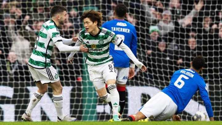 Image de Football. La victoire décisive 2-1 du Celtic contre les Rangers lors de la confrontation du Old Firm marque non seulement un moment significatif de la saison en cours de la Scottish Premiership, mais se déroule également comme un chapitre clé de la rivalité historique entre ces deux puissances du football. La rencontre à Parkhead a été le théâtre d'un récit captivant avec des rebondissements qui ont laissé les supporters au bord de leur siège. Au fur et à mesure que le match se déroulait, il est devenu évident que les enjeux étaient élevés pour les deux équipes. La pression sur le Celtic de Brendan Rodgers était palpable, avec leurs rivaux du Old Firm, les Rangers, qui les talonnaient au sommet de la Scottish Premiership. Une victoire était impérative pour maintenir leur avance, et les joueurs ont répondu par une performance qui a mis en valeur la détermination, la compétence et la résilience. Les buts qui ont scellé la victoire, marqués par Paulo Bernardo et Kyogo Furuhashi, n'étaient pas seulement des moments de génie, mais des reflets de l'effort collectif et de l'exécution stratégique de l'équipe. Chaque but, célébré avec ferveur par les fidèles du Celtic, symbolisait non seulement une avancée vers l'obtention de trois points, mais aussi un avantage psychologique dans la féroce compétition pour la suprématie du football écossais. Le match ne se résumait pas qu'aux buts ; c'était une histoire de génie individuel, d'acuité tactique et de moments qui ont défini l'intensité de la confrontation du Old Firm. La carte rouge précoce de Leon Balogun, conséquence de l'arrêt de la course de Dazien Maeda vers le but, a donné le ton à un jeu où les émotions étaient vives. L'expulsion d'un joueur clé des Rangers a non seulement basculé l'équilibre en faveur du Celtic, mais a ajouté un élément de controverse qui a enflammé les discussions après le match. Le magnifique coup franc du capitaine James Tavernier a offert un rayon d'espoir aux Rangers, procurant un répit momentané à leurs fans. Cependant, c'était finalement trop peu, trop tard, car la défense du Celtic a tenu bon dans les derniers moments du match. La victoire a marqué la poursuite du bilan invaincu de Rodgers contre les Rangers à domicile, renforçant davantage son héritage aux yeux des fidèles du Celtic. L'atmosphère à Parkhead reflétait la portée de la rencontre. Les supporters du Celtic, réputés pour leur soutien passionné, ont créé une atmosphère électrique qui a résonné dans tout le stade. Les premiers moments du jeu ont vu les supporters se lever, encourageant leur équipe. Les hauts et les bas émotionnels dans le stade reflétaient le drame qui se déroulait sur le terrain. Les performances individuelles des joueurs clés ont ajouté des couches à la narration. Kyogo Furuhashi, un joueur qui s'est attiré les faveurs des fidèles du Celtic par son flair et sa puissance de frappe, était au cœur de plusieurs actions offensives. Son partenariat avec Paulo Bernardo a mis en lumière la fluidité et la dynamique de l'approche tactique de Rodgers. Les buts de Paulo Bernardo, en particulier le deuxième qui est survenu sur un corner après que l'effort de Greg Taylor a été dévié au-dessus de la barre, ont démontré l'importance des phases arrêtées et la capacité à capitaliser sur les vulnérabilités de l'adversaire. Il ne s'agissait pas seulement de marquer des buts ; il s'agissait de saisir les opportunités et de les convertir en avantages tangibles. Le match a également été marqué par des moments de controverse, ajoutant une couche supplémentaire d'intrigue à la rencontre. Les revendications des Rangers pour un penalty, suite à une main apparente d'Alistair Johnston dans la surface, ont entraîné des échanges houleux et ont soulevé des questions sur le rôle de la VAR dans de telles décisions cruciales. La décision de l'arbitre Nick Walsh de ne pas consulter le moniteur et la décision subséquente selon laquelle Abdallah Sima était hors-jeu dans l'action ont suscité des débats parmi les supporters et les experts. Les réactions d'après-match des deux entraîneurs ont fourni des éclairages sur leurs perspectives. Tout en reconnaissant l'importance de la victoire, Brendan Rodgers a exprimé le désir d'une meilleure performance, surtout lorsqu'il joue contre 10 hommes. Son insistance sur la nécessité de la synchronisation et d'une meilleure position a souligné les normes méticuleuses qu'il impose à son équipe. De l'autre côté, le manager des Rangers, Philippe Clement, a réfléchi sur la performance de son équipe et a remis en question plusieurs décisions des arbitres et de la VAR qui ne leur ont pas été favorables. La frustration était évidente lorsqu'il a souligné des cas de mains négligées et de potentielles deuxièmes cartes jaunes. L'accent de Clement sur les points positifs dans la prestation de son équipe, malgré la défaite, laissait entrevoir les dynamiques en évolution au sein de l'effectif des Rangers. À mesure que la poussière retombe sur ce choc du Old Firm, les implications plus larges pour la course au titre de la Scottish Premiership se précisent. L'avance de huit points du Celtic, associée à leur forme impressionnante, les positionne en tant que favoris. Cependant, avec les Rangers ayant deux matchs en retard, la course est loin d'être terminée. Les matches restants de la saison assisteront sans aucun doute à plus de rebondissements, et le résultat est loin d'être certain. À l'avenir, les deux équipes seront confrontées à des rencontres difficiles dans leurs prochains matches. Le choc du Celtic contre St Mirren et le match des Rangers contre Kilmarnock mettront à l'épreuve leur résilience et leur capacité à rebondir. La question