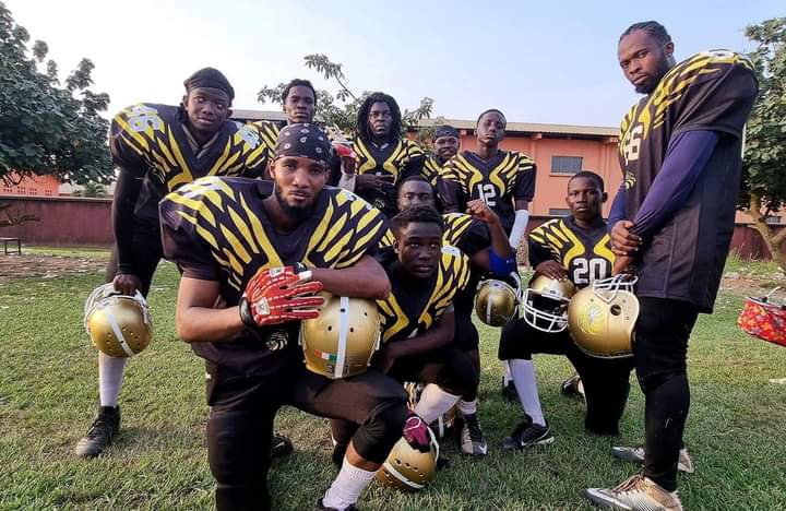 Image de Sport. Le football américain, sport emblématique des États-Unis, a lentement mais sûrement étendu son influence bien au-delà des frontières nationales, trouvant désormais sa place sur le continent africain, en Côte d'Ivoire. Cette expansion a été le fruit d'un mélange d'intérêt croissant pour ce sport spectaculaire, d'initiatives locales et de la passion des populations ivoiriennes pour les activités sportives. L'introduction du football américain en Côte d'Ivoire a été une aventure enthousiasmante, offrant une nouvelle perspective dans le paysage sportif. Malgré sa tradition fortement ancrée dans d'autres disciplines comme le football (soccer) ou le basketball, le football américain a réussi à susciter un engouement grandissant chez les jeunes, les étudiants, et même les adultes, ouvrant ainsi de nouvelles opportunités pour la pratique et le développement sportif. Les débuts ont été modestes, avec quelques passionnés introduisant les bases du sport à travers des clubs locaux et des programmes éducatifs dans les écoles. Ces efforts ont été essentiels pour semer les graines de l'intérêt pour le football américain. Les fédérations sportives et les organisations non gouvernementales ont également joué un rôle crucial en soutenant et en investissant dans le développement de ce sport, contribuant ainsi à sa popularité croissante. La pratique du football américain en Côte d'Ivoire a offert bien plus que des compétitions sportives. Elle a également apporté des valeurs telles que le travail d'équipe, la discipline, le respect, et la persévérance. Ces principes ont été intégrés dans les programmes de formation, bénéficiant aux jeunes joueurs non seulement sur le terrain, mais aussi dans leur vie quotidienne. Les compétitions locales ont évolué pour attirer l'attention du public, avec des tournois interclubs et des championnats nationaux de plus en plus compétitifs. Ces événements ont rassemblé des spectateurs enthousiastes, faisant du football américain non seulement un sport pratiqué, mais également un divertissement populaire. L'essor du football américain en Côte d'Ivoire a également ouvert des portes pour les talents locaux. Des joueurs prometteurs ont émergé, attirant l'attention des recruteurs internationaux, offrant ainsi des opportunités de carrière professionnelle à ceux qui excellent dans ce sport. Cette perspective a ajouté une dimension supplémentaire à l'attrait du football américain, non seulement comme un passe-temps, mais aussi comme un chemin vers la reconnaissance professionnelle. Les infrastructures sportives ont connu des améliorations significatives pour répondre à la demande croissante du football américain. Les terrains de jeu, les équipements et les installations d'entraînement ont été développés et modernisés pour offrir des conditions optimales à la pratique de ce sport exigeant. Le succès du football américain en Côte d'Ivoire a également encouragé la participation féminine. Des équipes mixtes ont vu le jour, offrant aux femmes une plateforme pour briller dans un sport traditionnellement dominé par les hommes. Cela a non seulement renforcé l'égalité des sexes dans le sport, mais a également contribué à l'autonomisation des femmes à travers leur participation active dans ce domaine. Au-delà des compétitions nationales, la Côte d'Ivoire s'est également engagée dans des échanges internationaux, participant à des tournois régionaux et continentaux. Ces événements ont permis aux équipes ivoiriennes de se mesurer à des concurrents d'autres nations, favorisant ainsi les échanges culturels et sportifs tout en renforçant la réputation du pays dans le monde du football américain. En conclusion, l'introduction et l'essor du football américain en Côte d'Ivoire ont représenté bien plus qu'une simple pratique sportive. Cela a été un catalyseur de changement social, offrant des opportunités de développement personnel, professionnel et communautaire. Cette évolution a enrichi le paysage sportif ivoirien, offrant une alternative attrayante et inclusive pour les passionnés de sport, tout en contribuant à l'épanouissement et à la croissance de la nation.