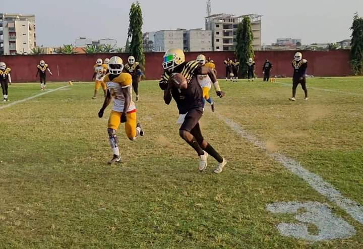 Quatrième Image de Sport. Le football américain, sport emblématique des États-Unis, a lentement mais sûrement étendu son influence bien au-delà des frontières nationales, trouvant désormais sa place sur le continent africain, en Côte d'Ivoire. Cette expansion a été le fruit d'un mélange d'intérêt croissant pour ce sport spectaculaire, d'initiatives locales et de la passion des populations ivoiriennes pour les activités sportives. L'introduction du football américain en Côte d'Ivoire a été une aventure enthousiasmante, offrant une nouvelle perspective dans le paysage sportif. Malgré sa tradition fortement ancrée dans d'autres disciplines comme le football (soccer) ou le basketball, le football américain a réussi à susciter un engouement grandissant chez les jeunes, les étudiants, et même les adultes, ouvrant ainsi de nouvelles opportunités pour la pratique et le développement sportif. Les débuts ont été modestes, avec quelques passionnés introduisant les bases du sport à travers des clubs locaux et des programmes éducatifs dans les écoles. Ces efforts ont été essentiels pour semer les graines de l'intérêt pour le football américain. Les fédérations sportives et les organisations non gouvernementales ont également joué un rôle crucial en soutenant et en investissant dans le développement de ce sport, contribuant ainsi à sa popularité croissante. La pratique du football américain en Côte d'Ivoire a offert bien plus que des compétitions sportives. Elle a également apporté des valeurs telles que le travail d'équipe, la discipline, le respect, et la persévérance. Ces principes ont été intégrés dans les programmes de formation, bénéficiant aux jeunes joueurs non seulement sur le terrain, mais aussi dans leur vie quotidienne. Les compétitions locales ont évolué pour attirer l'attention du public, avec des tournois interclubs et des championnats nationaux de plus en plus compétitifs. Ces événements ont rassemblé des spectateurs enthousiastes, faisant du football américain non seulement un sport pratiqué, mais également un divertissement populaire. L'essor du football américain en Côte d'Ivoire a également ouvert des portes pour les talents locaux. Des joueurs prometteurs ont émergé, attirant l'attention des recruteurs internationaux, offrant ainsi des opportunités de carrière professionnelle à ceux qui excellent dans ce sport. Cette perspective a ajouté une dimension supplémentaire à l'attrait du football américain, non seulement comme un passe-temps, mais aussi comme un chemin vers la reconnaissance professionnelle. Les infrastructures sportives ont connu des améliorations significatives pour répondre à la demande croissante du football américain. Les terrains de jeu, les équipements et les installations d'entraînement ont été développés et modernisés pour offrir des conditions optimales à la pratique de ce sport exigeant. Le succès du football américain en Côte d'Ivoire a également encouragé la participation féminine. Des équipes mixtes ont vu le jour, offrant aux femmes une plateforme pour briller dans un sport traditionnellement dominé par les hommes. Cela a non seulement renforcé l'égalité des sexes dans le sport, mais a également contribué à l'autonomisation des femmes à travers leur participation active dans ce domaine. Au-delà des compétitions nationales, la Côte d'Ivoire s'est également engagée dans des échanges internationaux, participant à des tournois régionaux et continentaux. Ces événements ont permis aux équipes ivoiriennes de se mesurer à des concurrents d'autres nations, favorisant ainsi les échanges culturels et sportifs tout en renforçant la réputation du pays dans le monde du football américain. En conclusion, l'introduction et l'essor du football américain en Côte d'Ivoire ont représenté bien plus qu'une simple pratique sportive. Cela a été un catalyseur de changement social, offrant des opportunités de développement personnel, professionnel et communautaire. Cette évolution a enrichi le paysage sportif ivoirien, offrant une alternative attrayante et inclusive pour les passionnés de sport, tout en contribuant à l'épanouissement et à la croissance de la nation.