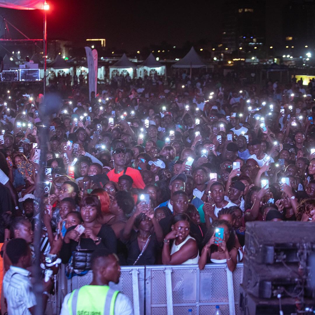 Troisième Image de Musique/Radio. La puissance de l'instant capturé dans la photo de Suspect 95 sur scène au MOTHER AFRICA FESTIVAL transcende l'art et saisit l'essence de la connexion artistique. L'image révèle l'artiste dans toute sa splendeur, vibrant d'énergie et d'émotion, captivant le public présent. Les lumières éclatantes, les gestes passionnés et l'atmosphère électrique transparaissent, immortalisant un moment d'intensité pure. Dans un geste empreint de gratitude, Suspect 95 prend la parole pour remercier son public. Un simple "Merci au public !!" résonne comme une reconnaissance sincère de la symbiose entre l'artiste et son auditoire. C'est plus qu'une simple expression de politesse ; c'est la reconnaissance profonde de la connexion qui lie l'artiste à ceux qui le soutiennent. Cette publication ne se contente pas de célébrer la performance exceptionnelle de Suspect 95, mais elle témoigne également de l'importance du lien entre l'artiste et son public. Elle capture l'instant éphémère où la magie de la scène s'entremêle avec l'appréciation authentique des spectateurs. En un simple geste de gratitude, Suspect 95 immortalise non seulement son talent sur scène mais aussi la force de l'union entre l'art et ceux qui le célèbrent.