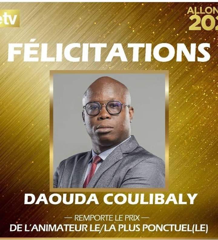 Troisième Image de Célébrités. L'éloge et la reconnaissance de Daouda Coulibaly en tant que meilleur animateur ponctuel et sans filtre par Life TV ont résonné comme un hommage bien mérité dans l'industrie de la télévision. Cette distinction a mis en lumière son dévouement et son talent exceptionnels en tant qu'animateur, soulignant sa capacité à captiver le public avec son authenticité et sa ponctualité. Daouda Coulibaly a émergé comme une figure emblématique de la scène télévisuelle, déployant son charisme et son professionnalisme à chaque émission. Son approche sans filtre lui a permis de gagner le respect et l'admiration des téléspectateurs, car il n'a pas peur d'aborder des sujets sensibles ou controversés avec une honnêteté désarmante. Sa ponctualité a également été une caractéristique marquante de sa carrière. Toujours présent et prêt à animer, Daouda a démontré un engagement inébranlable envers son travail, respectant strictement les horaires de diffusion et offrant des performances de qualité constante. L'impact de Daouda Coulibaly va bien au-delà de son rôle d'animateur. Son style de présentation unique et sa personnalité authentique ont contribué à rapprocher le public de Life TV, élargissant l'audience et renforçant la réputation de la chaîne. Son talent pour communiquer sans filtre a souvent suscité des discussions animées et des réflexions approfondies au sein de la communauté. Sa capacité à aborder des sujets controversés avec sensibilité et respect a fait de lui un animateur respecté, capable de naviguer avec grâce à travers des terrains délicats. Le succès de Daouda Coulibaly ne se limite pas seulement à ses performances sur le petit écran, mais il se manifeste également dans son influence sur les téléspectateurs. Sa façon franche d'aborder les problèmes de société a encouragé un dialogue ouvert et a servi de catalyseur pour des changements significatifs, suscitant des débats constructifs et sensibilisant le public à des questions importantes. En dehors de son travail à l'écran, Daouda est un modèle pour de nombreux jeunes aspirants animateurs. Son éthique professionnelle, sa passion pour son métier et son engagement envers l'intégrité journalistique sont des traits inspirants pour la nouvelle génération de professionnels des médias. La reconnaissance de Daouda Coulibaly en tant que meilleur animateur ponctuel et sans filtre n'est pas seulement un honneur pour lui-même, mais aussi pour toute l'équipe de Life TV qui a su soutenir et encourager ses efforts. Cela témoigne de l'engagement de la chaîne envers l'excellence et la qualité des émissions qu'elle produit. Enfin, cette distinction confirme le pouvoir et l'influence des médias dans la société contemporaine. Des personnalités comme Daouda Coulibaly démontrent comment le journalisme télévisé peut servir de plateforme pour éduquer, informer et inspirer le public, tout en restant fidèle à des valeurs telles que l'authenticité, la ponctualité et l'intégrité. En somme, la reconnaissance de Daouda Coulibaly en tant que meilleur animateur ponctuel et sans filtre par Life TV réaffirme non seulement son talent exceptionnel, mais également l'impact profond qu'un animateur peut avoir sur son public et sur la sphère médiatique dans son ensemble.