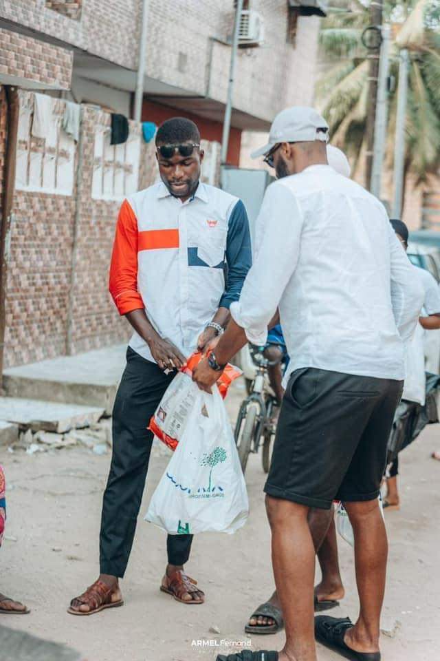 Troisième Image de Football. Wilfried Kanon, footballeur ivoirien de renom, a marqué le début de l'année 2024 d'une manière empreinte de générosité et d'empathie. Champion d'Afrique en 2015, Kanon a décidé de passer le Nouvel An aux côtés des habitants les plus démunis de la commune de Yopougon, démontrant ainsi son engagement envers la communauté et son désir sincère d'apporter un changement positif dans la vie des autres. L'initiative altruiste de Wilfried Kanon a suscité l'admiration et l'appréciation non seulement des habitants de Yopougon, mais aussi des amateurs de football et de nombreux observateurs à travers le monde. Sa présence auprès des plus nécessiteux témoigne de sa volonté de faire une différence tangible dans la vie des personnes marginalisées. En tant que personnalité publique, Kanon utilise sa notoriété pour attirer l'attention sur des problèmes sociaux importants et sensibiliser le public à la situation difficile que vivent de nombreux résidents de Yopougon. Sa présence lors de cet événement montre comment le sport peut être utilisé comme une plateforme pour inspirer le changement social et encourager les autres à s'impliquer dans des actions humanitaires. La visite de Kanon dans la commune de Yopougon n'était pas simplement symbolique. Il a passé du temps à interagir avec les habitants, écoutant leurs histoires, partageant des moments de joie et distribuant des fournitures de première nécessité. Sa proximité avec la réalité quotidienne des personnes démunies a renforcé les liens humains et a offert un soutien moral précieux à une communauté souvent négligée. La portée de l'action de Kanon va bien au-delà d'une simple présence médiatique. En s'impliquant directement, il a encouragé d'autres personnalités et membres de la société à se mobiliser et à contribuer à l'amélioration des conditions de vie des communautés défavorisées. L'impact de cette démarche charitable ne se limite pas à une seule journée. En effet, l'exemple donné par Wilfried Kanon a stimulé un élan de solidarité au sein de la population locale et a suscité des discussions plus larges sur la responsabilité sociale des célébrités et des personnes en position d'influence. Cette action louable souligne également l'importance de la sensibilisation et de l'effort collectif pour résoudre les inégalités sociales. En partageant son temps et ses ressources, Kanon a non seulement offert un réconfort matériel mais a également offert de l'espoir et un sentiment d'appartenance à une communauté souvent marginalisée. La présence de Wilfried Kanon lors de cet événement soulève des questions cruciales sur les politiques sociales et économiques, incitant les autorités locales et les décideurs à réfléchir à des solutions durables pour lutter contre la pauvreté et l'exclusion sociale. L'exemple de Kanon est une leçon sur l'importance de rester connecté à ses racines et à sa communauté, peu importe le niveau de succès atteint. Sa volonté de donner en retour et d'être présent pour ceux qui ont le plus besoin d'aide démontre un niveau élevé de conscience sociale et d'empathie. En somme, l'engagement de Wilfried Kanon aux côtés des habitants les plus démunis de Yopougon pour célébrer le Nouvel An 2024 illustre parfaitement comment une personnalité publique peut utiliser sa position pour créer un impact positif et susciter des changements significatifs dans la société. Son action devrait servir d'inspiration pour que d'autres se mobilisent et s'engagent à faire une différence tangible dans la vie des moins favorisés, rappelant ainsi que la compassion et la solidarité sont des éléments essentiels pour bâtir un monde meilleur.