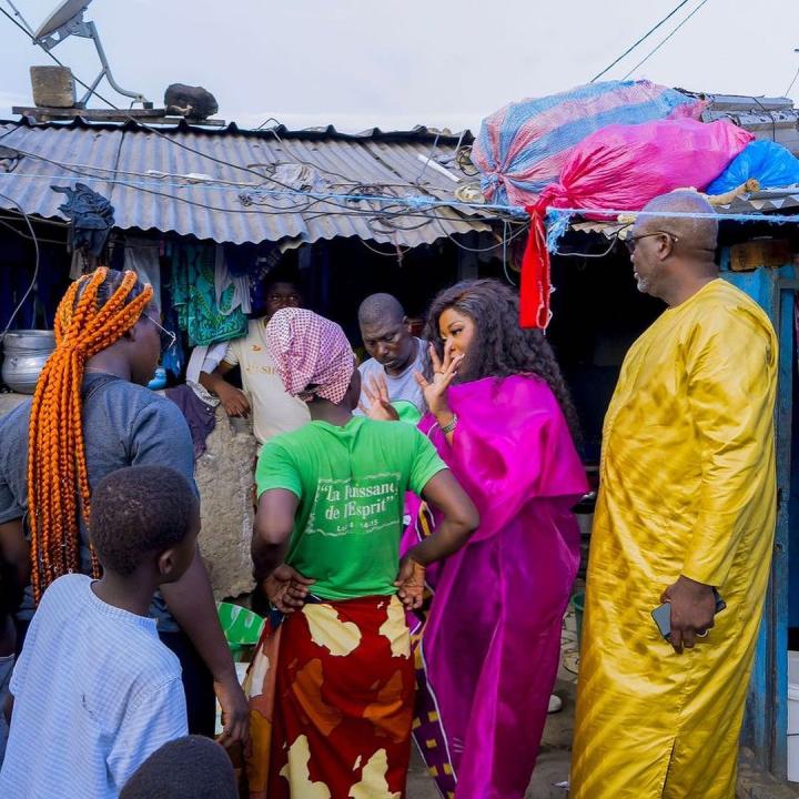 Deuxième Image de Célébrités. Dans un geste généreux, Carmen Sama, l'ex-compagne de feu Arafat DJ, fait preuve d'une compassion remarquable en faisant des dons aux nécessiteux. Son acte charitable souligne sa volonté de contribuer positivement à la vie des autres, transcendant les barrières personnelles pour répondre aux besoins de ceux qui en ont le plus besoin. La publication qui accompagne ce geste révèle l'impact profond de ces dons. Carmen Sama, confrontée à la joie sincère des bénéficiaires, exprime avec émotion : "Ce sourire… tout ce que je voulais." Ces mots dévoilent la motivation profonde derrière son acte altruiste. Plus qu'une simple assistance matérielle, il s'agit de susciter des sourires, de semer la joie et de faire une différence significative dans la vie des personnes touchées. Le geste de Carmen Sama dépasse le simple cadre de l'assistance financière ; il représente une connexion humaine, une solidarité et un espoir. La réciprocité du bonheur, illustrée par les sourires radieux des bénéficiaires, rend ce geste d'autant plus précieux. Carmen Sama, en tant que figure publique, utilise sa position pour inspirer la bienveillance et la générosité, rappelant que le partage et la compassion sont des actes puissants qui transcendent les circonstances de la vie.