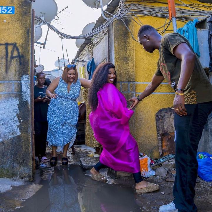 Troisième Image de Célébrités. Dans un geste généreux, Carmen Sama, l'ex-compagne de feu Arafat DJ, fait preuve d'une compassion remarquable en faisant des dons aux nécessiteux. Son acte charitable souligne sa volonté de contribuer positivement à la vie des autres, transcendant les barrières personnelles pour répondre aux besoins de ceux qui en ont le plus besoin. La publication qui accompagne ce geste révèle l'impact profond de ces dons. Carmen Sama, confrontée à la joie sincère des bénéficiaires, exprime avec émotion : "Ce sourire… tout ce que je voulais." Ces mots dévoilent la motivation profonde derrière son acte altruiste. Plus qu'une simple assistance matérielle, il s'agit de susciter des sourires, de semer la joie et de faire une différence significative dans la vie des personnes touchées. Le geste de Carmen Sama dépasse le simple cadre de l'assistance financière ; il représente une connexion humaine, une solidarité et un espoir. La réciprocité du bonheur, illustrée par les sourires radieux des bénéficiaires, rend ce geste d'autant plus précieux. Carmen Sama, en tant que figure publique, utilise sa position pour inspirer la bienveillance et la générosité, rappelant que le partage et la compassion sont des actes puissants qui transcendent les circonstances de la vie.