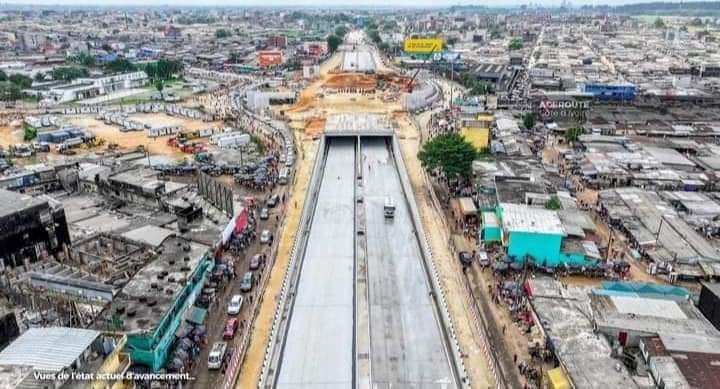 Image de Société. L'ouverture du pont de l'échangeur d'Abobo marque un jalon significatif dans le paysage urbain et dans le développement infrastructurel de la région. Situé dans la commune d'Abobo à Abidjan, en Côte d'Ivoire, ce pont est bien plus qu'une simple structure de béton et d'acier. C'est un symbole tangible du progrès, de la connectivité et de l'ambition de moderniser les infrastructures pour répondre aux besoins croissants de la population et soutenir la croissance économique. Le projet de construction de cet échangeur a été entrepris pour pallier les problèmes de circulation notoires qui affectaient cette zone densément peuplée. Les embouteillages chroniques et les difficultés de déplacement étaient devenus un obstacle majeur pour les habitants, les entreprises et les services publics. L'ouverture de cet échangeur vise donc à améliorer la fluidité du trafic, réduire les temps de déplacement et stimuler l'activité économique. Le pont de l'échangeur d'Abobo est le fruit d'une planification minutieuse, de ressources considérables et de l'expertise d'ingénieurs et d'architectes locaux et internationaux. Sa conception a dû tenir compte de nombreux défis, notamment la topographie complexe de la région, les contraintes environnementales, et la nécessité de minimiser les perturbations pour les résidents pendant la construction. En plus de son impact sur la mobilité, ce projet a eu des répercussions sociales et économiques significatives. La construction de l'échangeur a offert des opportunités d'emploi pour de nombreux habitants, favorisant ainsi le développement économique local. De plus, en améliorant l'accessibilité aux marchés, aux écoles et aux services de santé, le pont a contribué à renforcer les liens communautaires et à améliorer la qualité de vie des résidents d'Abobo. L'inauguration de cet échangeur a été un événement majeur pour la ville. Les autorités locales, les représentants du gouvernement et les habitants se sont réunis pour célébrer cette réalisation marquante. Cela a été l'occasion de souligner les efforts concertés déployés pour mener à bien un tel projet d'ampleur, soulignant également l'importance de l'investissement dans les infrastructures pour le développement durable d'une région. En outre, le pont de l'échangeur d'Abobo a également ouvert de nouvelles perspectives pour le développement urbain. En attirant potentiellement de nouveaux investissements et en facilitant l'accès à des zones auparavant isolées, cette infrastructure pourrait stimuler la croissance économique dans la région. Les terrains environnants pourraient devenir des zones attrayantes pour de nouvelles entreprises et initiatives commerciales, renforçant ainsi le dynamisme économique local. Sur le plan environnemental, des mesures ont été prises pour minimiser l'impact écologique de la construction de l'échangeur. Des efforts de reboisement et de préservation de l'écosystème local ont été entrepris pour compenser les perturbations causées par le projet. De plus, des initiatives visant à promouvoir l'utilisation de transports en commun plus durables et à encourager le covoiturage ont été envisagées pour réduire les émissions de gaz à effet de serre et améliorer la qualité de l'air. La gestion efficace de cet échangeur représente également un défi continu pour les autorités locales. Il est crucial de mettre en place des stratégies de maintenance régulières, des systèmes de gestion du trafic et d'assurer la sécurité des usagers pour garantir son bon fonctionnement à long terme. Une planification adéquate pour anticiper l'augmentation prévisible du trafic est également essentielle pour éviter toute congestion future. En somme, l'ouverture du pont de l'échangeur d'Abobo marque bien plus qu'un simple ajout à l'infrastructure routière. C'est un témoignage de la capacité de planification et de réalisation des autorités locales, de l'engagement envers le développement durable et de l'impact positif que de telles infrastructures peuvent avoir sur la vie quotidienne des gens, sur l'économie locale et sur l'environnement. Ce pont est véritablement une passerelle vers un avenir plus fluide, plus connecté et plus prospère pour la région d'Abobo et au-delà.