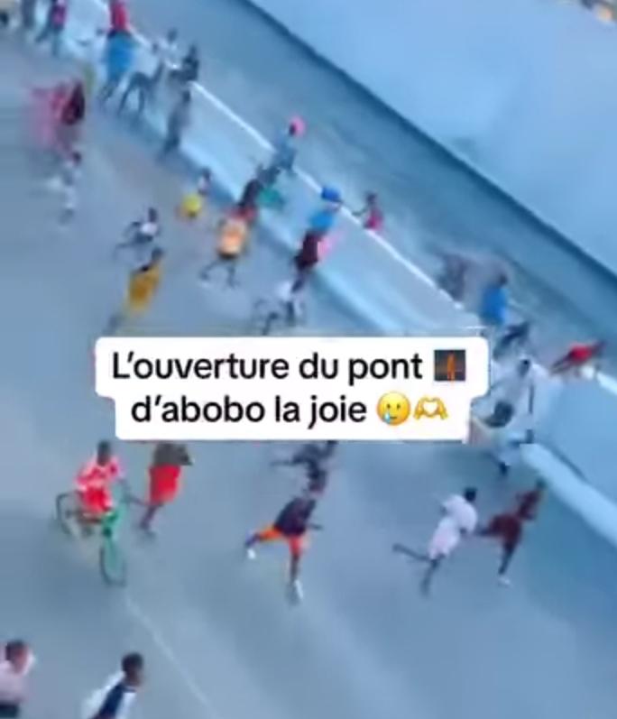 Troisième Image de Société. L'ouverture du pont de l'échangeur d'Abobo marque un jalon significatif dans le paysage urbain et dans le développement infrastructurel de la région. Situé dans la commune d'Abobo à Abidjan, en Côte d'Ivoire, ce pont est bien plus qu'une simple structure de béton et d'acier. C'est un symbole tangible du progrès, de la connectivité et de l'ambition de moderniser les infrastructures pour répondre aux besoins croissants de la population et soutenir la croissance économique. Le projet de construction de cet échangeur a été entrepris pour pallier les problèmes de circulation notoires qui affectaient cette zone densément peuplée. Les embouteillages chroniques et les difficultés de déplacement étaient devenus un obstacle majeur pour les habitants, les entreprises et les services publics. L'ouverture de cet échangeur vise donc à améliorer la fluidité du trafic, réduire les temps de déplacement et stimuler l'activité économique. Le pont de l'échangeur d'Abobo est le fruit d'une planification minutieuse, de ressources considérables et de l'expertise d'ingénieurs et d'architectes locaux et internationaux. Sa conception a dû tenir compte de nombreux défis, notamment la topographie complexe de la région, les contraintes environnementales, et la nécessité de minimiser les perturbations pour les résidents pendant la construction. En plus de son impact sur la mobilité, ce projet a eu des répercussions sociales et économiques significatives. La construction de l'échangeur a offert des opportunités d'emploi pour de nombreux habitants, favorisant ainsi le développement économique local. De plus, en améliorant l'accessibilité aux marchés, aux écoles et aux services de santé, le pont a contribué à renforcer les liens communautaires et à améliorer la qualité de vie des résidents d'Abobo. L'inauguration de cet échangeur a été un événement majeur pour la ville. Les autorités locales, les représentants du gouvernement et les habitants se sont réunis pour célébrer cette réalisation marquante. Cela a été l'occasion de souligner les efforts concertés déployés pour mener à bien un tel projet d'ampleur, soulignant également l'importance de l'investissement dans les infrastructures pour le développement durable d'une région. En outre, le pont de l'échangeur d'Abobo a également ouvert de nouvelles perspectives pour le développement urbain. En attirant potentiellement de nouveaux investissements et en facilitant l'accès à des zones auparavant isolées, cette infrastructure pourrait stimuler la croissance économique dans la région. Les terrains environnants pourraient devenir des zones attrayantes pour de nouvelles entreprises et initiatives commerciales, renforçant ainsi le dynamisme économique local. Sur le plan environnemental, des mesures ont été prises pour minimiser l'impact écologique de la construction de l'échangeur. Des efforts de reboisement et de préservation de l'écosystème local ont été entrepris pour compenser les perturbations causées par le projet. De plus, des initiatives visant à promouvoir l'utilisation de transports en commun plus durables et à encourager le covoiturage ont été envisagées pour réduire les émissions de gaz à effet de serre et améliorer la qualité de l'air. La gestion efficace de cet échangeur représente également un défi continu pour les autorités locales. Il est crucial de mettre en place des stratégies de maintenance régulières, des systèmes de gestion du trafic et d'assurer la sécurité des usagers pour garantir son bon fonctionnement à long terme. Une planification adéquate pour anticiper l'augmentation prévisible du trafic est également essentielle pour éviter toute congestion future. En somme, l'ouverture du pont de l'échangeur d'Abobo marque bien plus qu'un simple ajout à l'infrastructure routière. C'est un témoignage de la capacité de planification et de réalisation des autorités locales, de l'engagement envers le développement durable et de l'impact positif que de telles infrastructures peuvent avoir sur la vie quotidienne des gens, sur l'économie locale et sur l'environnement. Ce pont est véritablement une passerelle vers un avenir plus fluide, plus connecté et plus prospère pour la région d'Abobo et au-delà.