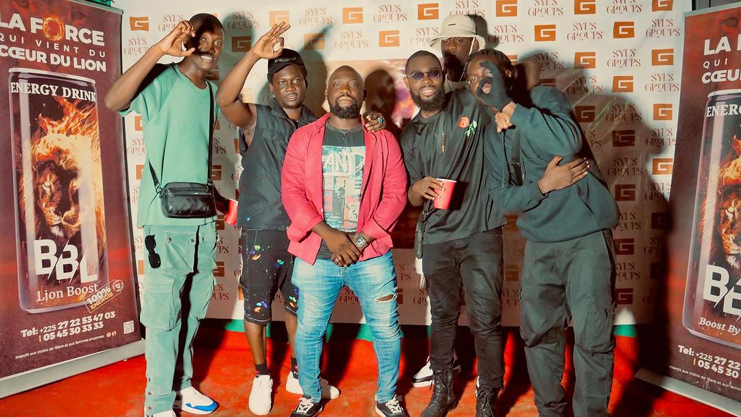 Troisième Image de Musique/Radio. J-Haine, artiste talentueux et prolifique, partage avec ses fans un aperçu vibrant de la release party de son dernier opus, "GBELI". Ces quelques images capturées lors de l'événement reflètent l'énergie électrisante qui a marqué la célébration de plus de deux semaines depuis la sortie du projet. Exprimant sa gratitude pour les retours positifs reçus sur l'album, J-Haine témoigne de l'impact significatif que son travail a eu sur son public. Alors que le dernier jour de l'année 2023 s'achève, l'artiste adresse ses vœux chaleureux à ses supporters, souhaitant à chacun une année 2024 emplie de bonheur et de succès. Dans un geste empreint de modestie, J-Haine tourne son attention vers lui-même, formulant des vœux simples mais essentiels pour sa santé et la force nécessaire à la poursuite de sa mission artistique. Ces paroles révèlent un artiste engagé, conscient de l'importance de sa contribution à la scène musicale. En se projetant vers l'avenir, J-Haine exprime sa détermination à continuer d'offrir à son public des créations sonores de qualité. À travers ce message, l'artiste construit un lien authentique avec ses admirateurs, partageant non seulement sa musique, mais aussi ses aspirations personnelles pour l'année à venir. Les followers de J-Haine peuvent ainsi anticiper avec enthousiasme une année riche en découvertes musicales et en moments forts.