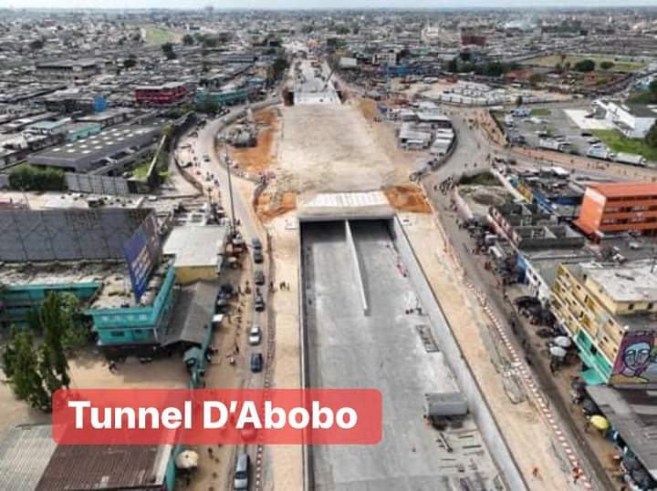 Troisième Image de Société. L'échangeur de MACACI et le tunnel d'Abobo, deux projets d'infrastructure majeurs en Côte d'Ivoire, représentent une étape significative dans le développement et l'amélioration des systèmes de transport urbain du pays. L'investissement colossal de 102 milliards FCFA dans ces projets a suscité un vif intérêt et a généré un impact considérable sur la vie des populations locales, tout en ouvrant la voie à une série d'avantages socio-économiques et environnementaux. Ces infrastructures de grande envergure ont été conçues pour répondre aux besoins croissants en matière de mobilité dans la région d'Abidjan, une zone densément peuplée et économiquement dynamique. L'échangeur de MACACI, par sa conception sophistiquée, permet de réguler et de fluidifier le trafic routier, réduisant ainsi les embouteillages notoires qui entravaient auparavant la circulation dans cette zone névralgique de la capitale économique ivoirienne. De même, le tunnel d'Abobo a apporté une solution innovante aux problèmes de congestion, offrant une voie alternative efficace pour les déplacements dans la ville. Ces projets ont démontré leur valeur en contribuant de manière significative à l'amélioration de la qualité de vie des habitants. En réduisant les temps de trajet, ils ont permis aux travailleurs, aux étudiants et aux entrepreneurs de gagner du temps précieux, favorisant ainsi une meilleure productivité. De plus, la diminution des embouteillages a également conduit à une réduction des émissions de gaz à effet de serre, contribuant ainsi à une meilleure qualité de l'air et à la préservation de l'environnement. Sur le plan économique, ces infrastructures ont eu un impact considérable en stimulant le commerce et en facilitant le transport des biens et des marchandises. La fluidité accrue du trafic a favorisé le développement des activités économiques dans la région, renforçant ainsi la position d'Abidjan en tant que plaque tournante commerciale régionale et en attirant de nouveaux investissements. De plus, ces projets ont généré des emplois tout au long de leur conception, construction et maintenance, contribuant ainsi à la création de revenus pour de nombreux habitants de la région. En outre, ces initiatives ont ouvert de nouvelles perspectives pour le développement urbain durable. Elles ont incité les autorités locales à envisager des solutions de transport alternatives et à promouvoir l'utilisation des transports en commun, contribuant ainsi à la réduction de la dépendance à la voiture individuelle et à la promotion d'une mobilité plus écologique et inclusive. L'impact social de ces projets ne peut être sous-estimé. En facilitant les déplacements des habitants, ces infrastructures ont renforcé les liens sociaux en rapprochant les quartiers et en favorisant une meilleure accessibilité aux services publics tels que les écoles, les hôpitaux et les commerces. De plus, en améliorant la connectivité des quartiers auparavant isolés, ces projets ont contribué à réduire les inégalités en matière d'accès aux opportunités et aux ressources. Cependant, malgré tous ces avantages, certains défis persistent. La maintenance adéquate de ces infrastructures est cruciale pour assurer leur durabilité à long terme. De plus, il est nécessaire de mettre en place des mesures efficaces pour réguler la circulation et garantir la sécurité routière, tout en veillant à ce que ces projets bénéficient à tous les segments de la population, y compris aux populations les plus marginalisées. En conclusion, l'échangeur de MACACI et le tunnel d'Abobo représentent bien plus que de simples infrastructures de transport. Ils sont le symbole d'une vision ambitieuse pour le développement urbain, la connectivité et le progrès économique en Côte d'Ivoire. Ces projets ont non seulement amélioré la mobilité, mais ont également ouvert la voie à un avenir plus durable et inclusif pour les habitants d'Abidjan et au-delà.