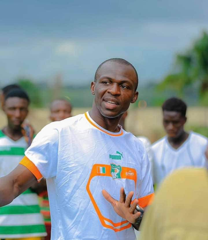 Image de Football. Arouna Koné, ancien footballeur ivoirien et invité sur le plateau de l'émission C'MIDI-RTI1, a récemment exprimé une opinion forte concernant la sélection des joueurs pour la Coupe d'Afrique des Nations (CAN). En pointant du doigt l'absence de Wilfried Zaha et Éric Bailly de l'équipe nationale, Koné a souligné l'importance cruciale de leur expérience pour l'événement majeur du football africain. La CAN, compétition majeure du football africain, est un rendez-vous incontournable pour les équipes nationales du continent. C'est dans ce contexte que l'expert Koné a exprimé son point de vue sur la nécessité de compter sur des joueurs comme Zaha et Bailly, en raison de leur expérience significative dans de telles compétitions. Cette prise de position a suscité un débat intense parmi les fans, les experts et les responsables de la sélection nationale. Wilfried Zaha, attaquant talentueux évoluant pour Crystal Palace en Premier League anglaise, est reconnu pour sa vitesse, sa créativité et sa capacité à changer le cours d'un match. Son absence remarquée de la liste des sélectionnés pour la CAN a été un sujet de controverse, étant donné sa contribution précieuse au sein de son club et son expérience dans des compétitions internationales. D'autre part, Éric Bailly, défenseur solide qui joue pour Manchester United, a également été mentionné par Koné comme un atout manquant dans l'effectif ivoirien pour la CAN. Son expertise en défense et sa connaissance des grands rendez-vous, acquises notamment en évoluant au plus haut niveau en Angleterre et en ayant participé à des tournois internationaux, en font un candidat idéal pour renforcer la défense de l'équipe nationale. La question de la sélection des joueurs pour un tournoi de cette envergure soulève des considérations diverses, allant de la forme actuelle des joueurs à leur expérience en compétitions similaires. La position de Koné a alimenté le débat sur les critères de sélection adoptés par l'entraîneur et le comité de sélection. Certains soutiennent que la présence de joueurs expérimentés comme Zaha et Bailly pourrait apporter un équilibre crucial entre jeunes talents et vétérans, renforçant ainsi les chances de l'équipe de réaliser une performance exceptionnelle. Cependant, les décisions de sélection pour un tournoi aussi prestigieux que la CAN ne se prennent pas à la légère. Les entraîneurs et les responsables techniques doivent évaluer divers aspects, y compris la forme physique actuelle des joueurs, leur adaptation au style de jeu de l'équipe nationale et l'harmonie collective au sein du groupe. Par ailleurs, les performances individuelles des joueurs en club ne garantissent pas toujours une transition fluide vers le jeu en équipe nationale. Le contexte international est différent, avec des pressions et des attentes uniques qui peuvent affecter les performances des joueurs, même les plus talentueux. La vision de Koné, bien que controversée, a le mérite de soulever des interrogations légitimes sur la composition de l'équipe nationale ivoirienne pour la CAN. Ses arguments en faveur de Zaha et Bailly mettent en lumière l'importance de l'expérience et du leadership sur le terrain, des éléments souvent cruciaux dans des tournois aussi compétitifs et exigeants. En définitive, le débat suscité par les commentaires d'Arouna Koné souligne l'importance de trouver le juste équilibre entre jeunes talents et joueurs expérimentés pour une compétition d'une telle envergure. Les décisions de sélection sont souvent complexes et contestées, mais elles visent avant tout à constituer une équipe capable de rivaliser au plus haut niveau et de représenter dignement la nation sur la scène internationale.