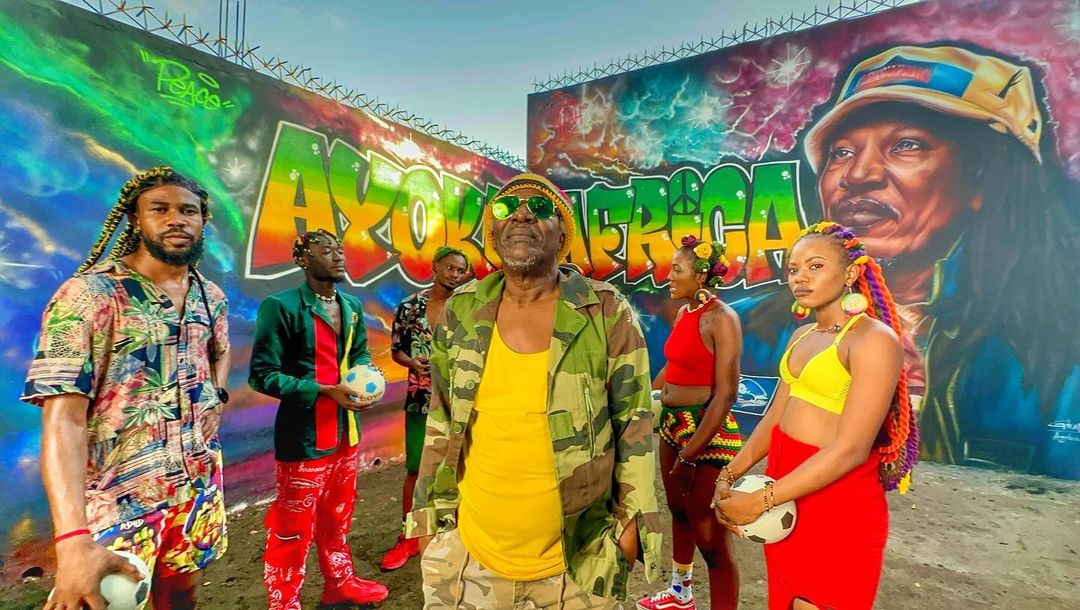 Image de Musique/Radio. Alpha Blondy, la légende du reggae africain, vient de franchir une étape remarquable avec sa dernière chanson, "AYOKA", en atteignant 1 million de vues sur YouTube. Cette réalisation est un témoignage éclatant du lien fort qui unit l'artiste à son public, comme le souligne son message de gratitude : "THANK YOU I LOVE YOU". L'enthousiasme d'Alpha Blondy est palpable alors qu'il invite ses fans à un rendez-vous spécial le 12 janvier, en prévision de la Coupe d'Afrique des Nations (CAN) dans le "Pays des Artistes", la Côte d'Ivoire. "Ayoka", qui signifie "Bonjour" en langue bété, est bien plus qu'une simple chanson. Elle a été choisie comme l'hymne de la CAN 2024, un événement majeur du football africain. Cette chanson est le fruit d'une collaboration exceptionnelle entre Alpha Blondy et d'autres artistes de renom tels que Didi B, Roseline Layo et Soum Bill, créant un mélange harmonieux de styles musicaux. L'objectif de "Ayoka" va au-delà de la célébration du football ; il s'agit d'"enjailler" – un terme populaire ouest-africain signifiant faire la fête – les visiteurs de tout le continent ainsi que les spectateurs et téléspectateurs de la compétition. C'est une invitation à partager la joie, l'unité et l'esprit festif qui caractérisent la CAN. La chanson capture l'essence de la culture africaine et la fierté de ses peuples. Elle reflète l'esprit d'hospitalité et de fraternité qui prévaut en Côte d'Ivoire, un message que Alpha Blondy a toujours cherché à transmettre à travers sa musique. Alors que la CAN approche, "Ayoka" devient un hymne rassembleur, célébrant le sport, la musique et l'unité africaine, incarnant parfaitement l'esprit de festivité et de camaraderie qui caractérise cet événement.